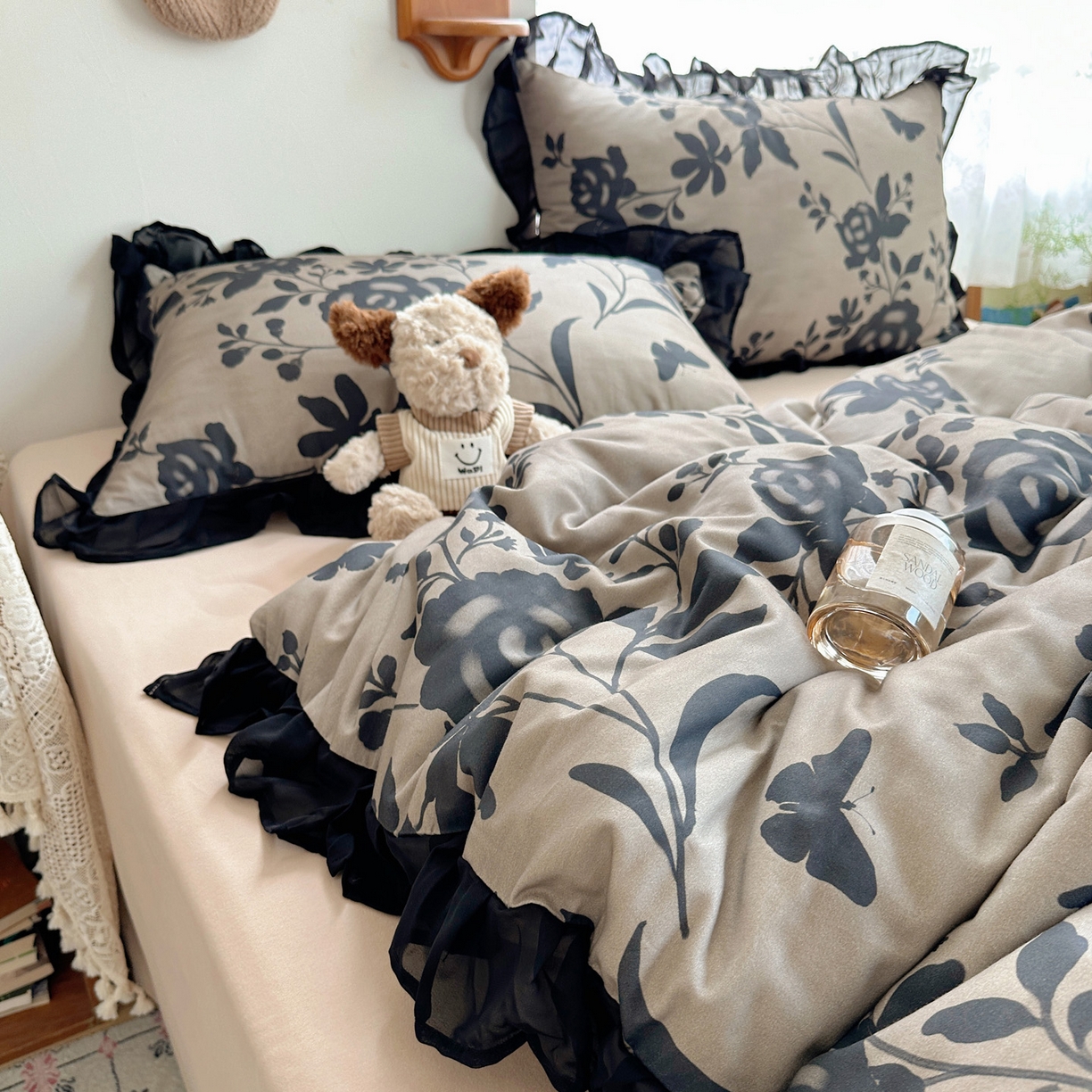 91家纺网 家纺一手货源 找家纺 雅居纺家纺 2025新款全棉纯棉赫本风磨毛蕾丝花边四件套-风格一 水墨玫瑰