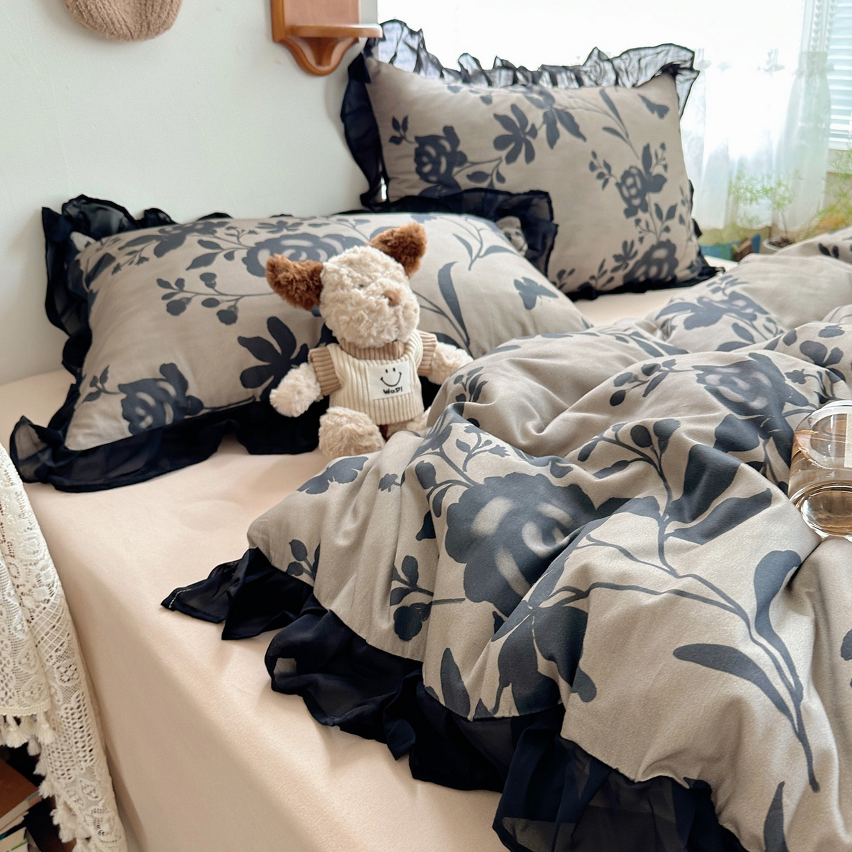 91家纺网 家纺一手货源 找家纺 雅居纺家纺 2025新款全棉纯棉赫本风磨毛蕾丝花边四件套-风格一 水墨玫瑰