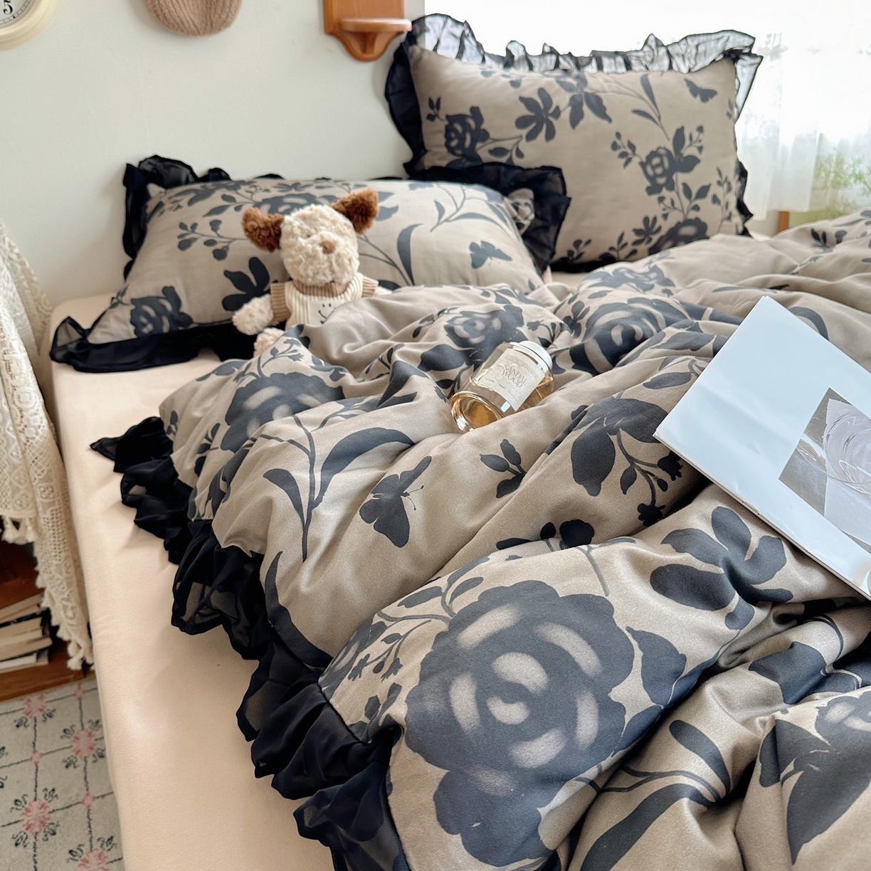 91家纺网 家纺一手货源 找家纺 雅居纺家纺 2025新款全棉纯棉赫本风磨毛蕾丝花边四件套-风格一 水墨玫瑰