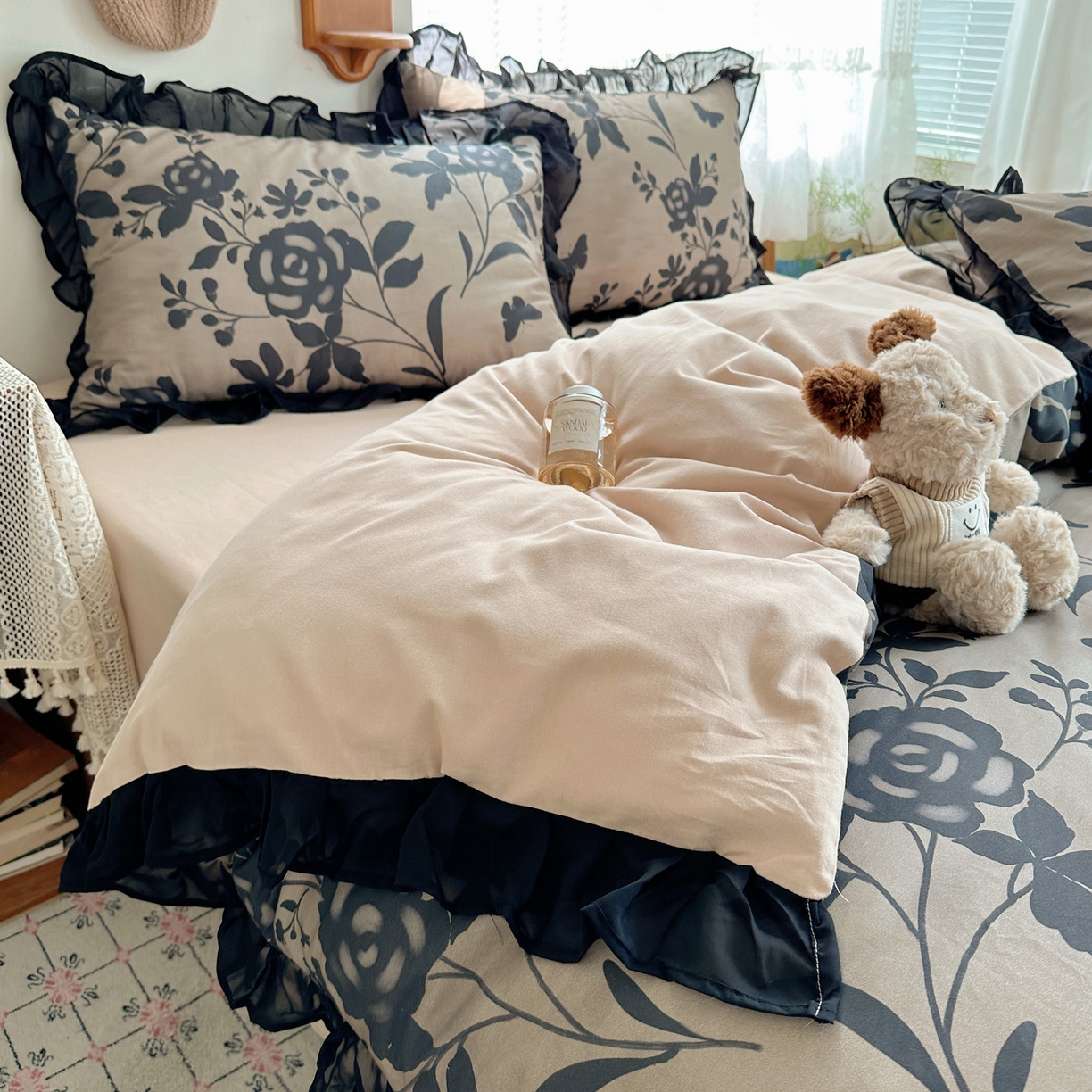 91家纺网 家纺一手货源 找家纺 雅居纺家纺 2025新款全棉纯棉赫本风磨毛蕾丝花边四件套-风格一 水墨玫瑰