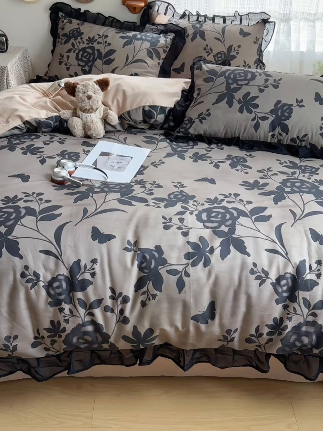 91家纺网 家纺一手货源 找家纺 雅居纺家纺 2025新款全棉纯棉赫本风磨毛蕾丝花边四件套-风格一 水墨玫瑰