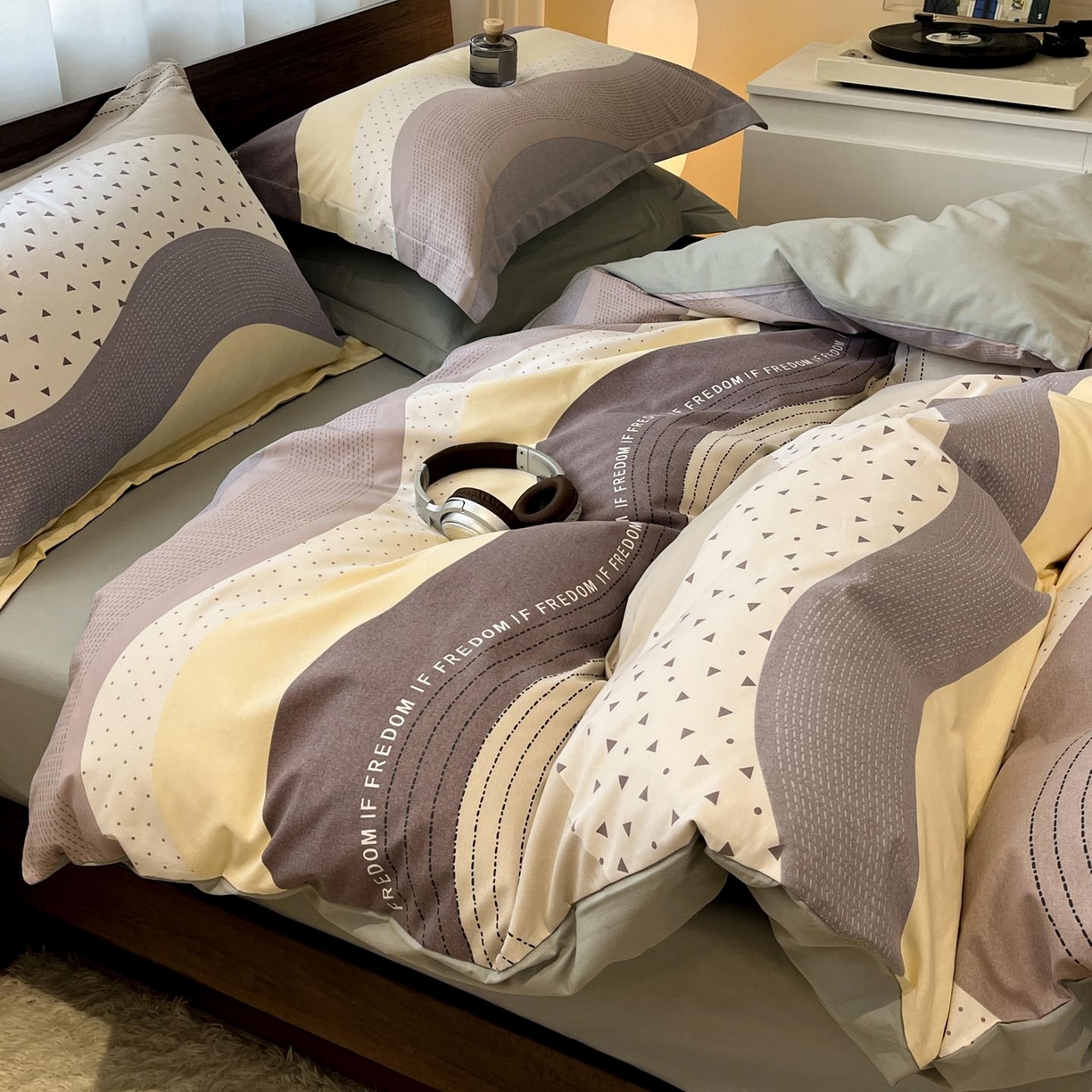 91家纺网 家纺一手货源 找家纺 涵宸家纺 2025新款加厚全棉磨毛印花四件套--罗马系列 场景二 D简言