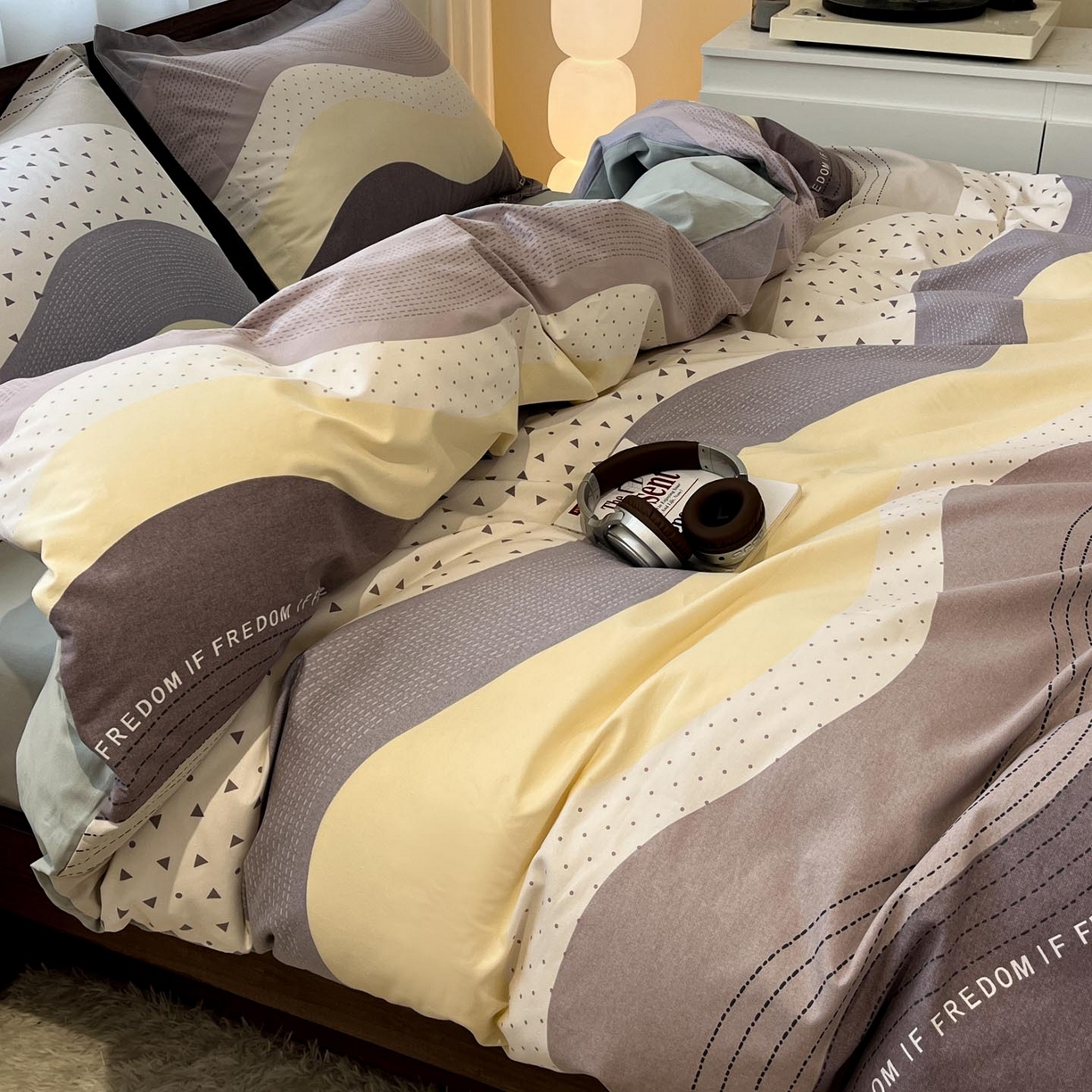 91家纺网 家纺一手货源 找家纺 涵宸家纺 2025新款加厚全棉磨毛印花四件套--罗马系列 场景二 D简言