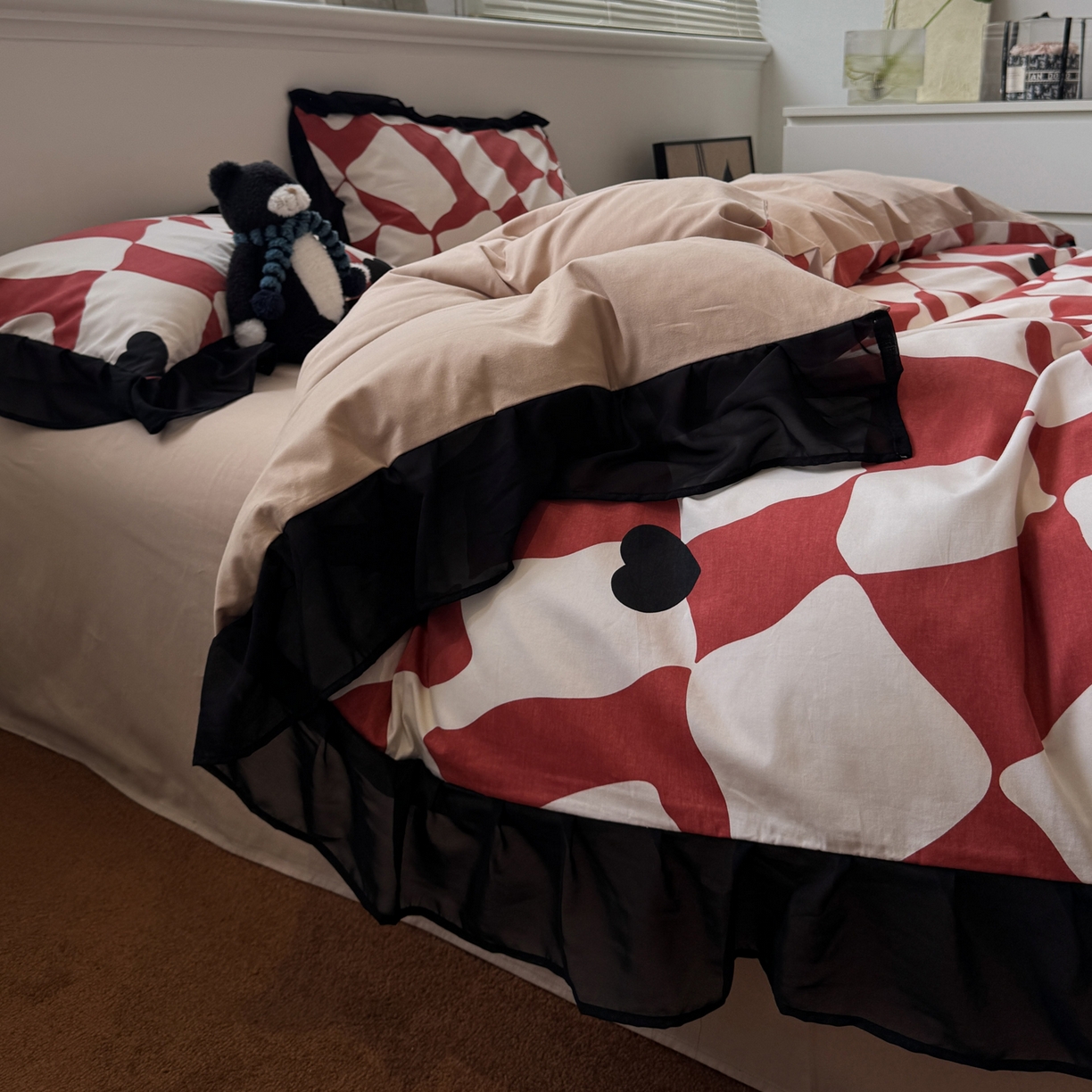 91家纺网 家纺一手货源 找家纺 雅居纺家纺 2025新款全棉纯棉赫本风磨毛蕾丝花边四件套-风格二 宝格丽-红