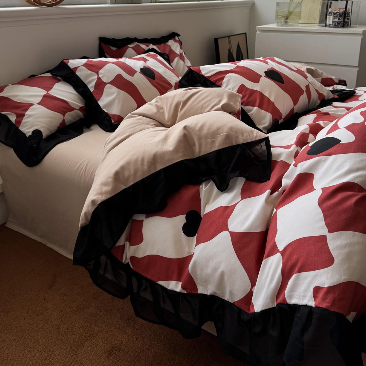 91家纺网 家纺一手货源 找家纺 雅居纺家纺 2025新款全棉纯棉赫本风磨毛蕾丝花边四件套-风格二 宝格丽-红