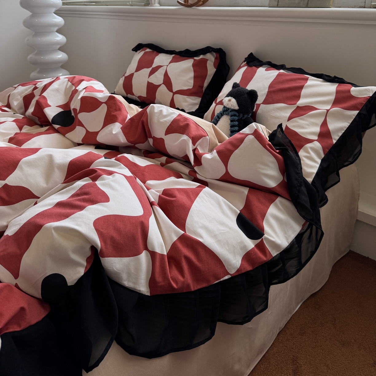 91家纺网 家纺一手货源 找家纺 雅居纺家纺 2025新款全棉纯棉赫本风磨毛蕾丝花边四件套-风格二 宝格丽-红