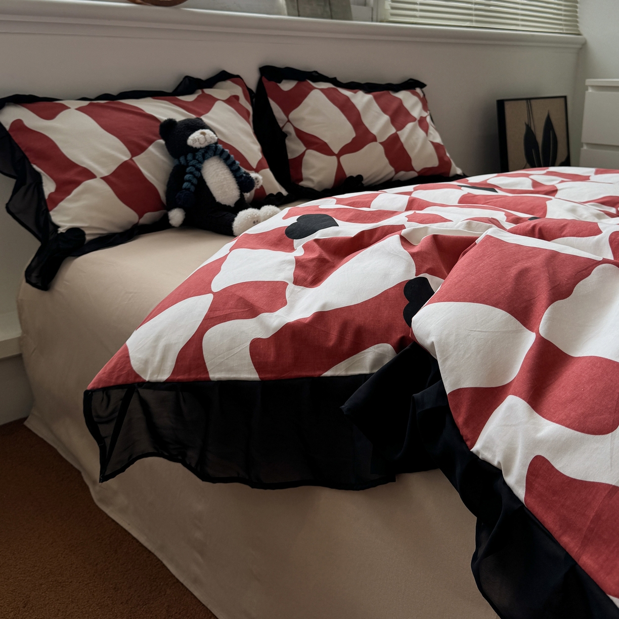 91家纺网 家纺一手货源 找家纺 雅居纺家纺 2025新款全棉纯棉赫本风磨毛蕾丝花边四件套-风格二 宝格丽-红