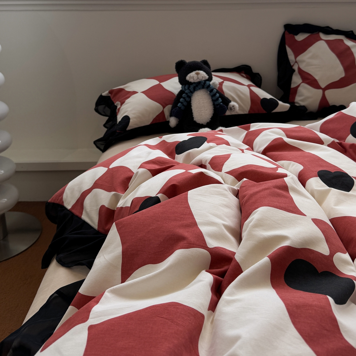 91家纺网 家纺一手货源 找家纺 雅居纺家纺 2025新款全棉纯棉赫本风磨毛蕾丝花边四件套-风格二 宝格丽-红