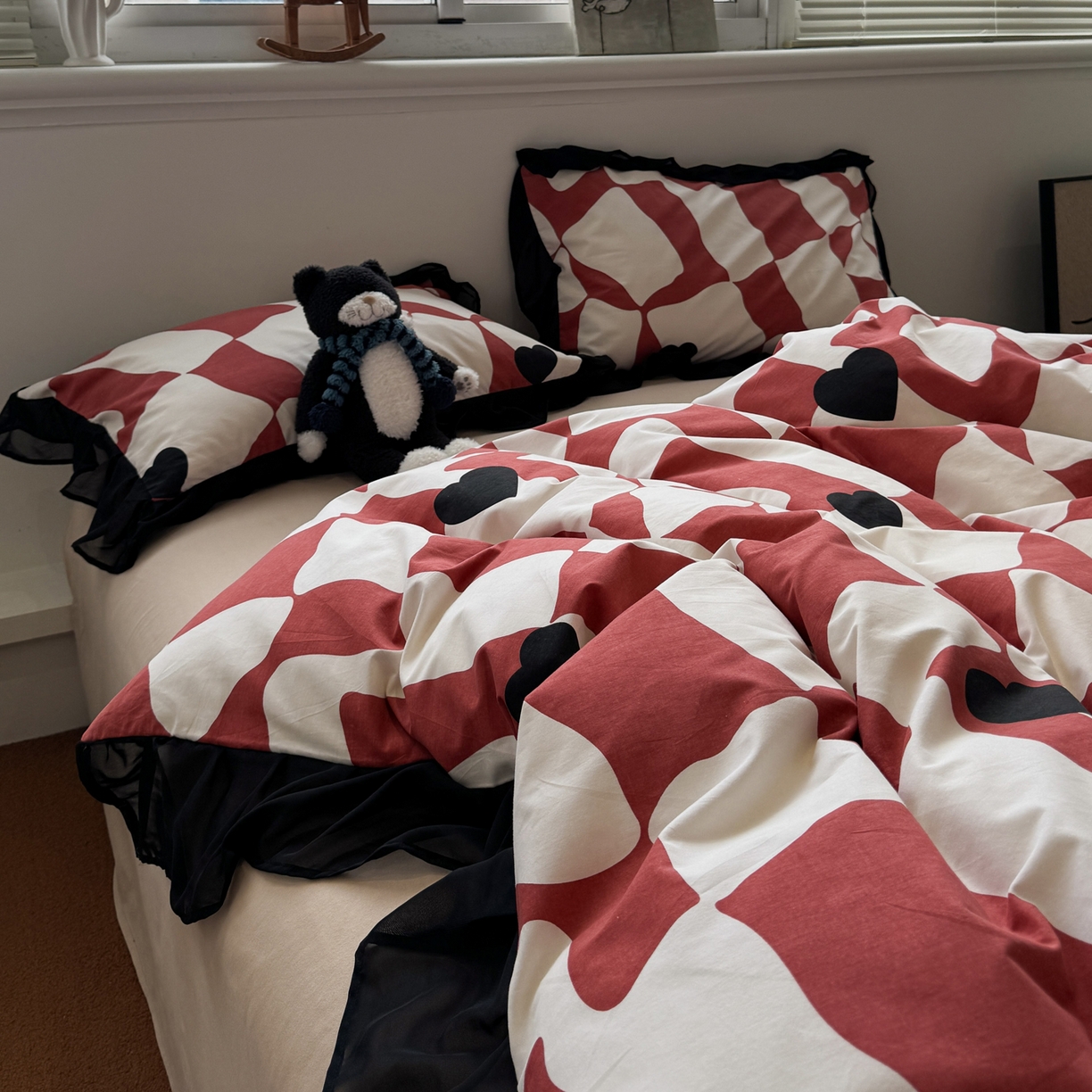 91家纺网 家纺一手货源 找家纺 雅居纺家纺 2025新款全棉纯棉赫本风磨毛蕾丝花边四件套-风格二 宝格丽-红