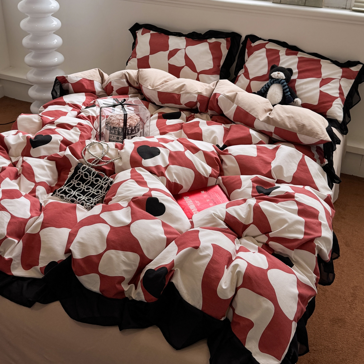 91家纺网 家纺一手货源 找家纺 雅居纺家纺 2025新款全棉纯棉赫本风磨毛蕾丝花边四件套-风格二 宝格丽-红