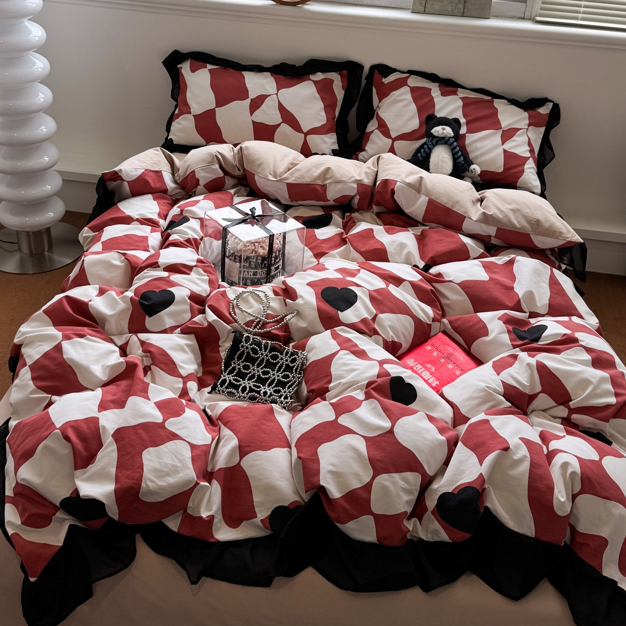 91家纺网 家纺一手货源 找家纺 雅居纺家纺 2025新款全棉纯棉赫本风磨毛蕾丝花边四件套-风格二 宝格丽-红