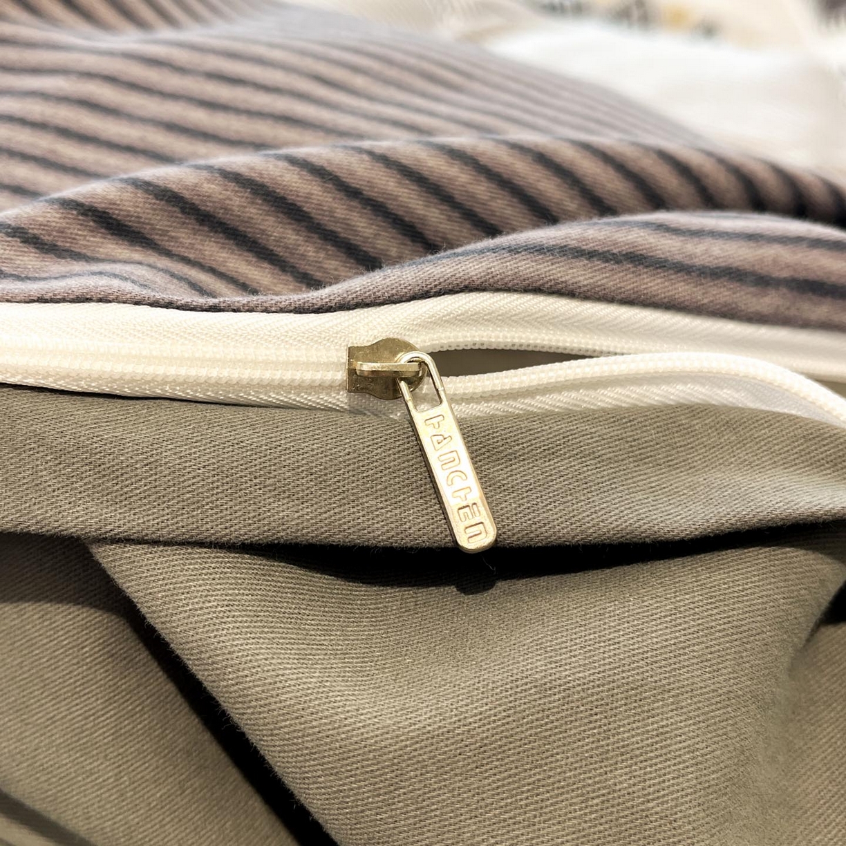 91家纺网 家纺一手货源 找家纺 涵宸家纺 2025新款加厚全棉磨毛印花四件套--罗马系列 场景二 D西尔