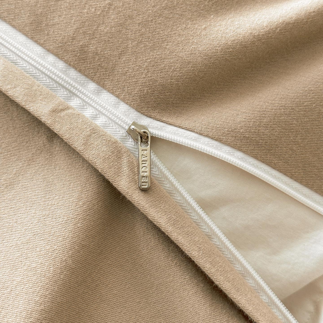 91家纺网 家纺一手货源 找家纺 涵宸家纺 2025新款加厚全棉磨毛印花四件套--罗马系列 场景二 D卢卡斯