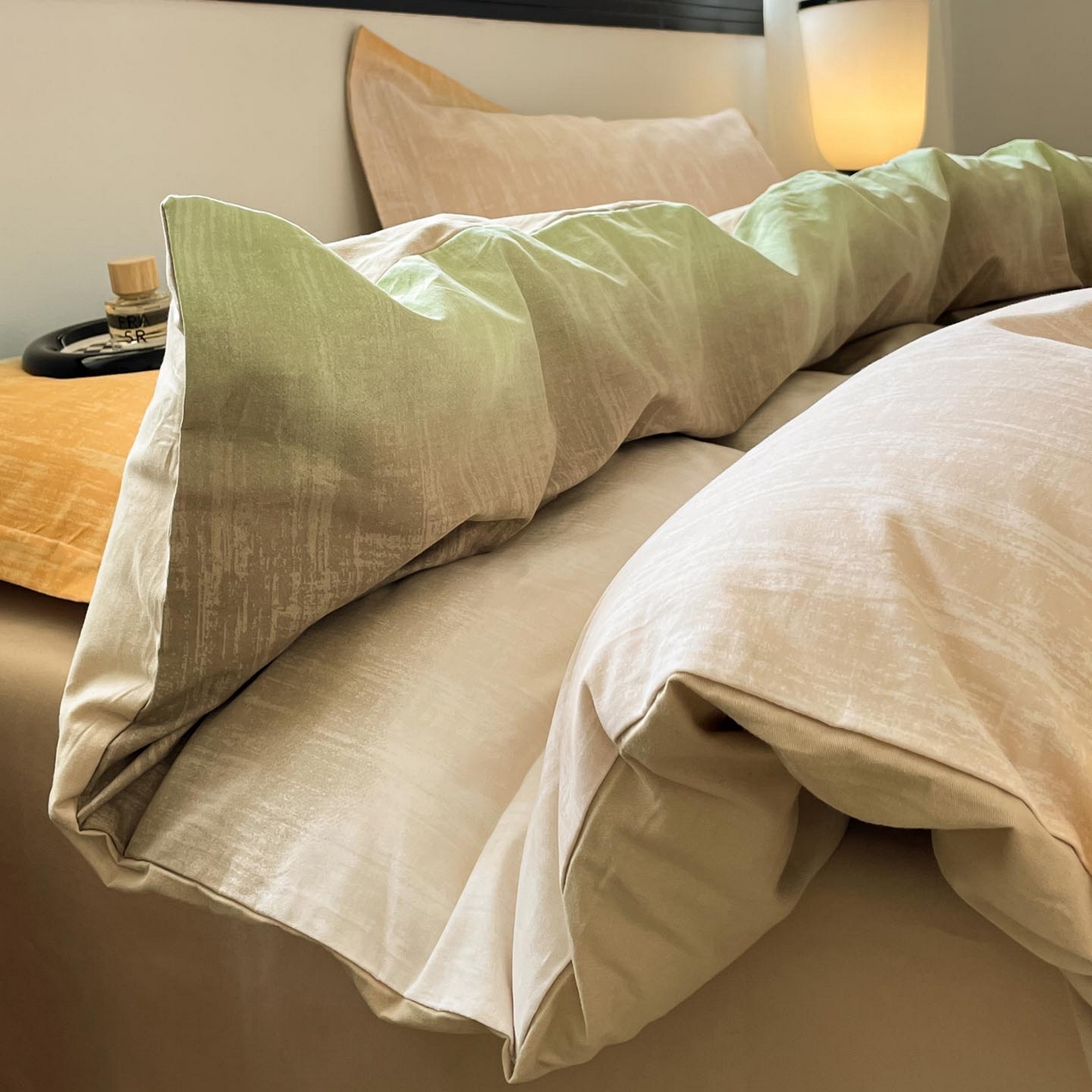 91家纺网 家纺一手货源 找家纺 涵宸家纺 2025新款加厚全棉磨毛印花四件套--罗马系列 场景二 D妙染