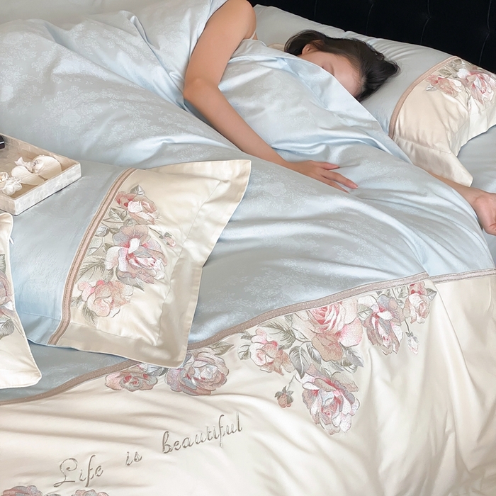 91家纺网 家纺一手货源 找家纺 初拾 2025新款100s全棉纯棉小法式刺绣四件套-杜乐丽花园 杜乐丽花园-晴天蓝