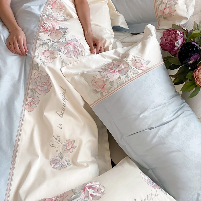 91家纺网 家纺一手货源 找家纺 初拾 2025新款100s全棉纯棉小法式刺绣四件套-杜乐丽花园 杜乐丽花园-晴天蓝