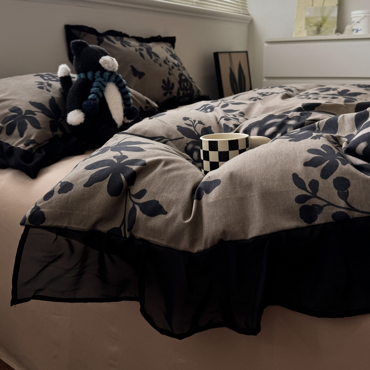 91家纺网 家纺一手货源 找家纺 雅居纺家纺 2025新款全棉纯棉赫本风磨毛蕾丝花边四件套-风格二 水墨玫瑰