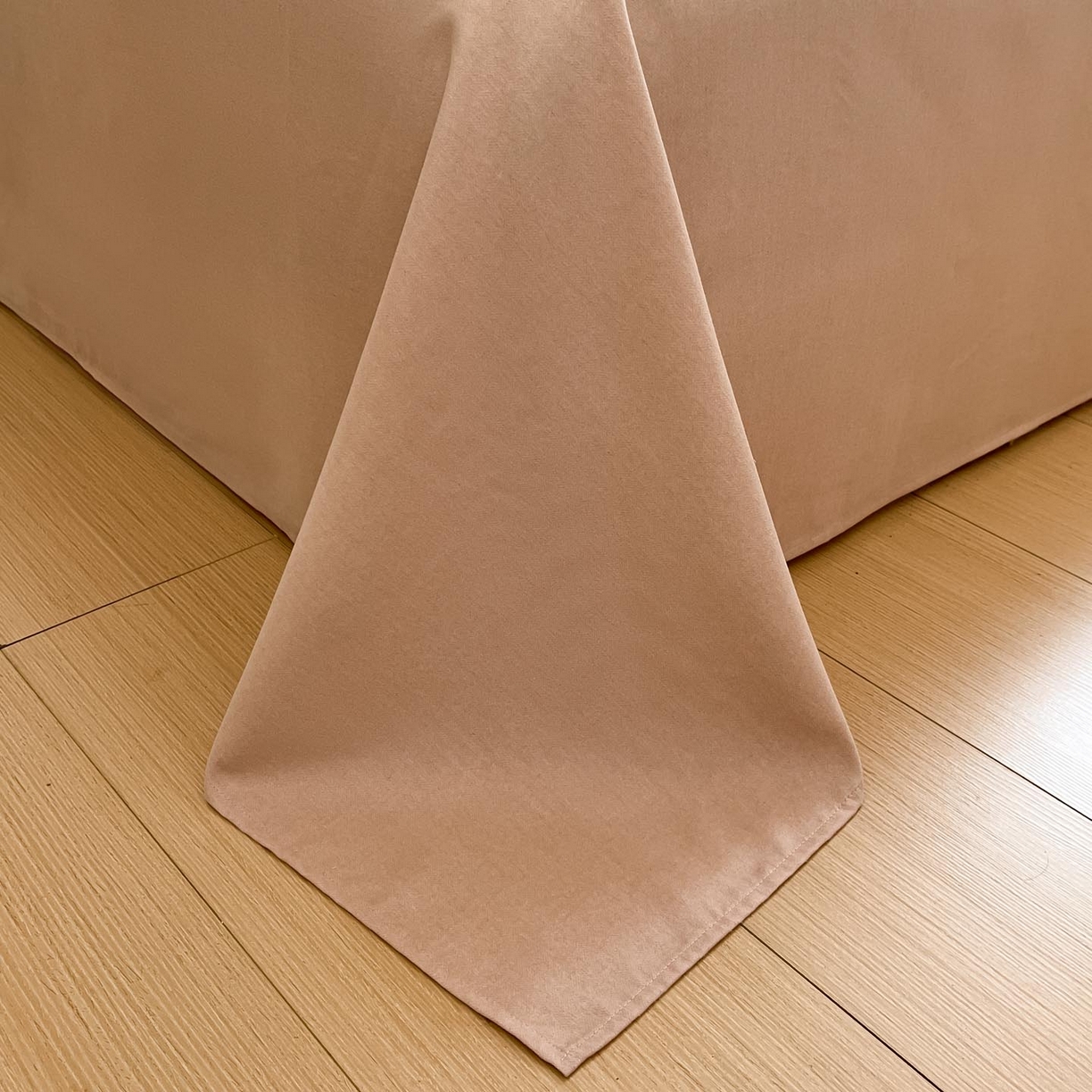 91家纺网 家纺一手货源 找家纺 涵宸家纺 2025新款加厚全棉磨毛印花四件套--罗马系列 场景二 D泽无声