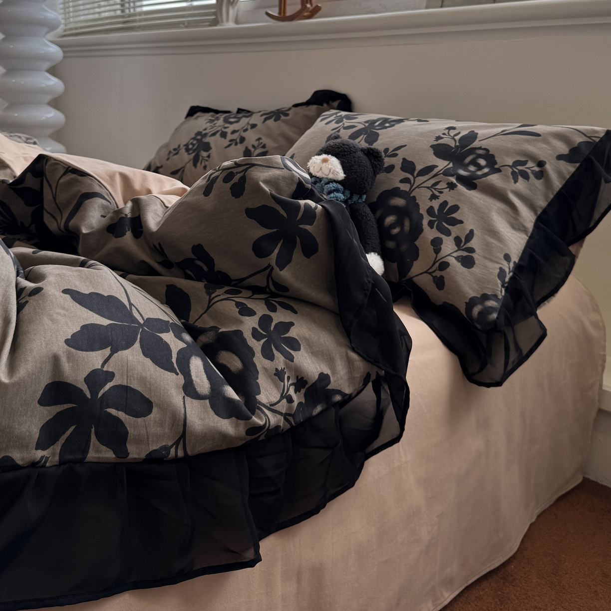 91家纺网 家纺一手货源 找家纺 雅居纺家纺 2025新款全棉纯棉赫本风磨毛蕾丝花边四件套-风格二 水墨玫瑰