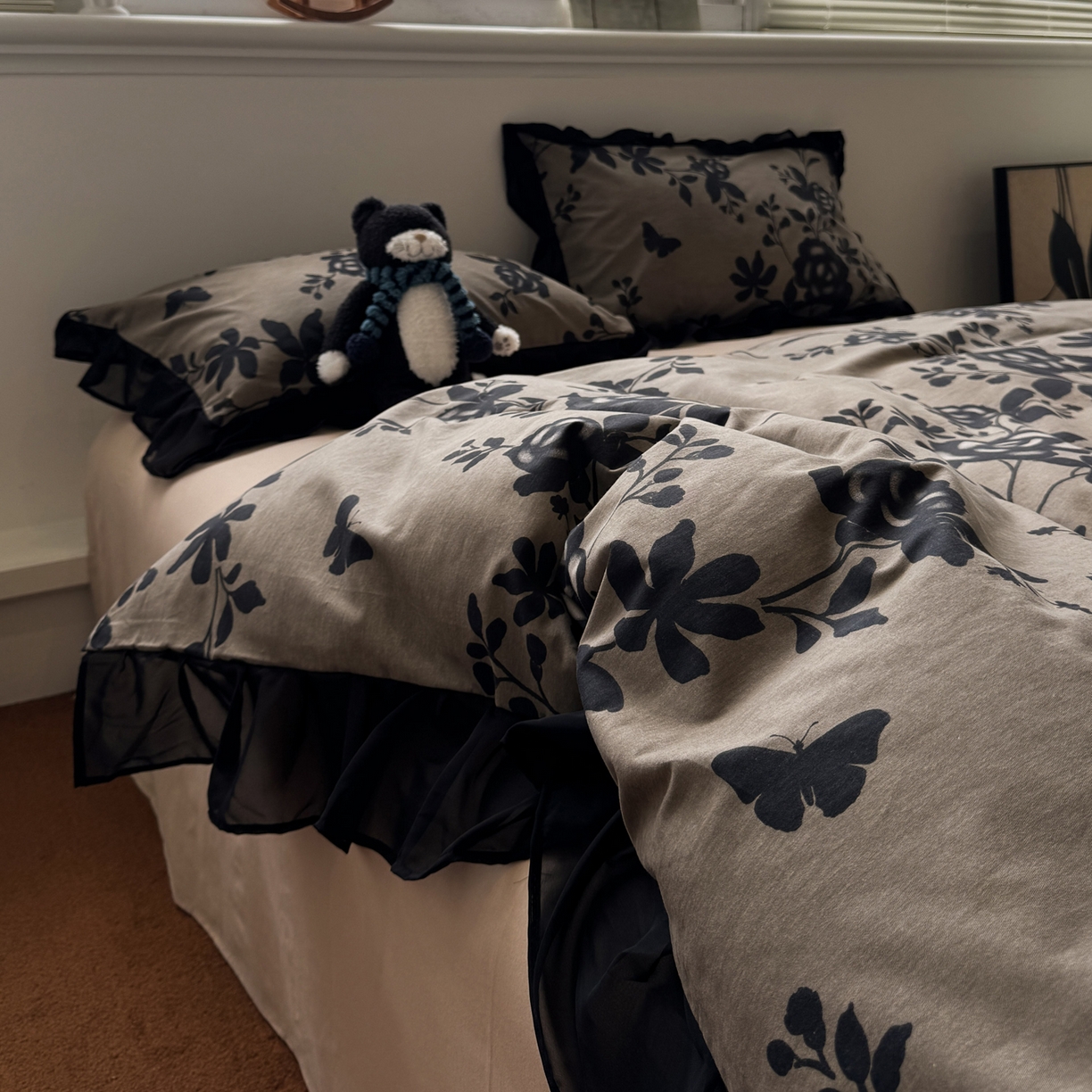 91家纺网 家纺一手货源 找家纺 雅居纺家纺 2025新款全棉纯棉赫本风磨毛蕾丝花边四件套-风格二 水墨玫瑰