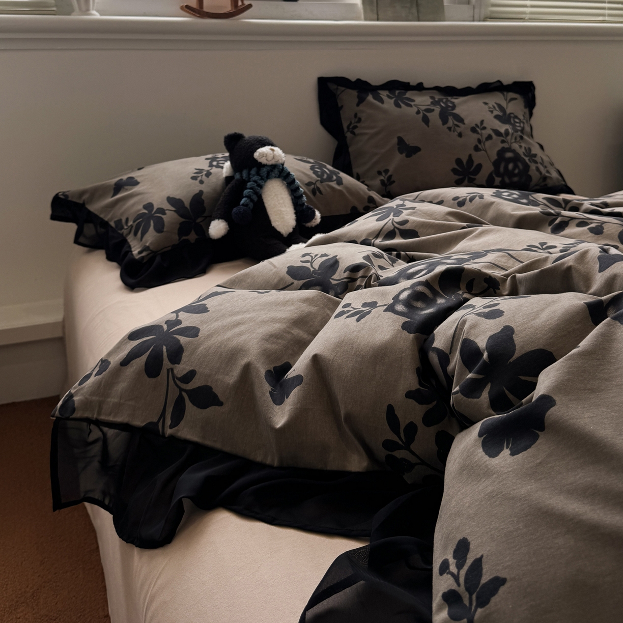 91家纺网 家纺一手货源 找家纺 雅居纺家纺 2025新款全棉纯棉赫本风磨毛蕾丝花边四件套-风格二 水墨玫瑰