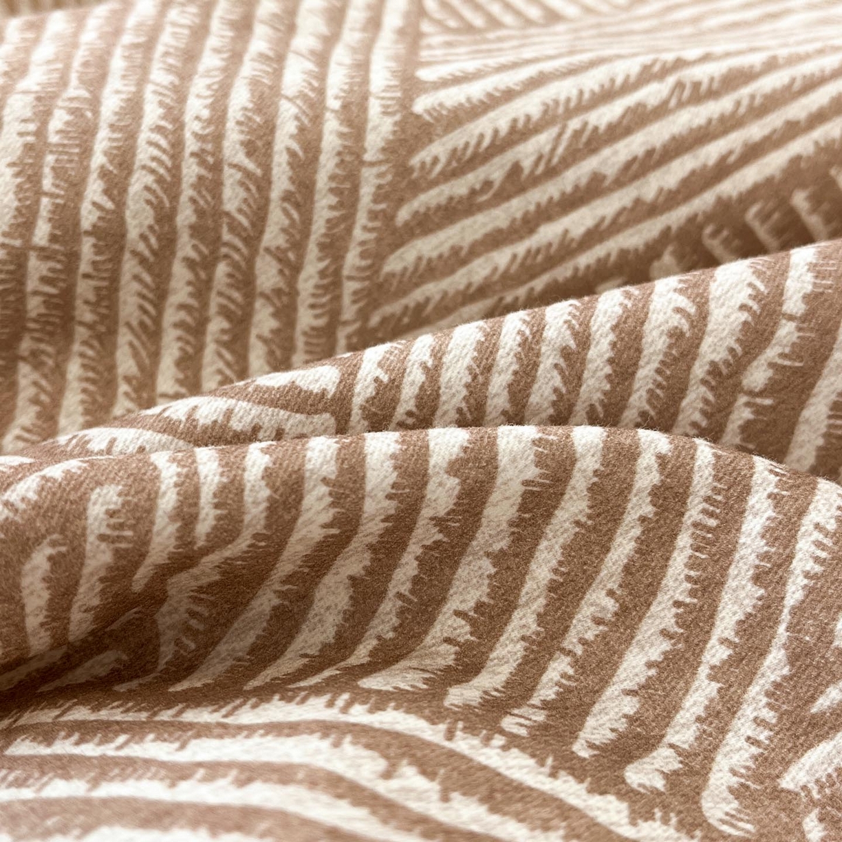 91家纺网 家纺一手货源 找家纺 涵宸家纺 2025新款加厚全棉磨毛印花四件套--罗马系列 场景二 D泽无声