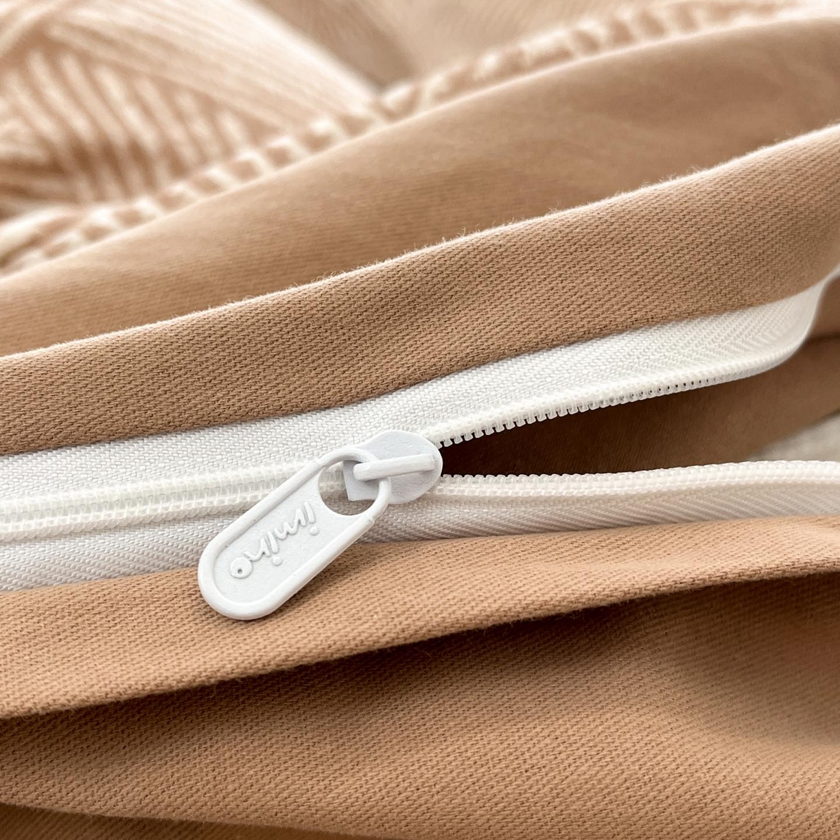 91家纺网 家纺一手货源 找家纺 涵宸家纺 2025新款加厚全棉磨毛印花四件套--罗马系列 场景二 D泽无声