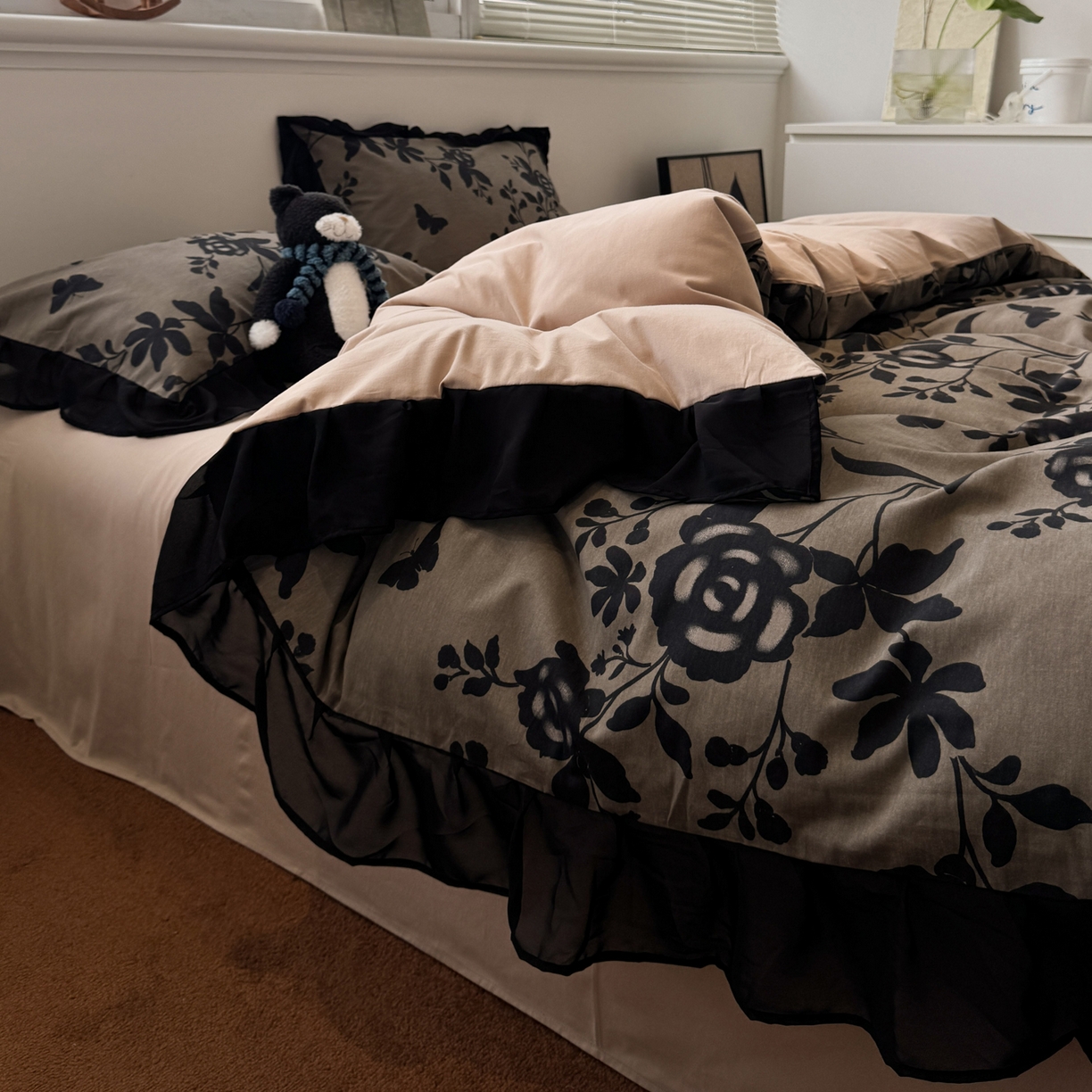 91家纺网 家纺一手货源 找家纺 雅居纺家纺 2025新款全棉纯棉赫本风磨毛蕾丝花边四件套-风格二 水墨玫瑰