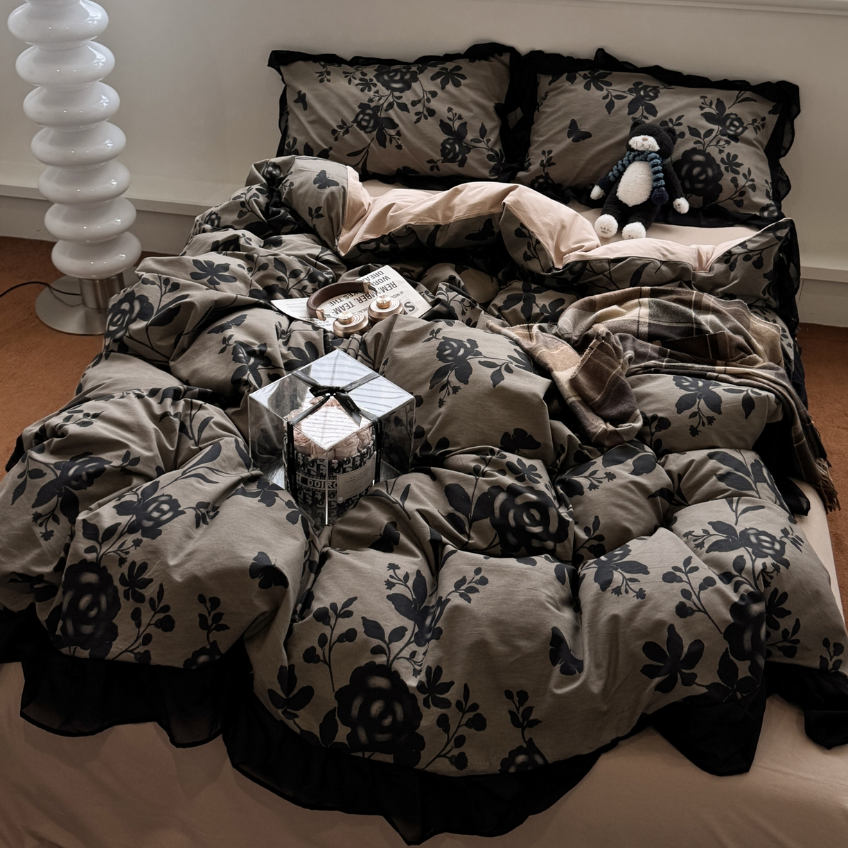 91家纺网 家纺一手货源 找家纺 雅居纺家纺 2025新款全棉纯棉赫本风磨毛蕾丝花边四件套-风格二 水墨玫瑰