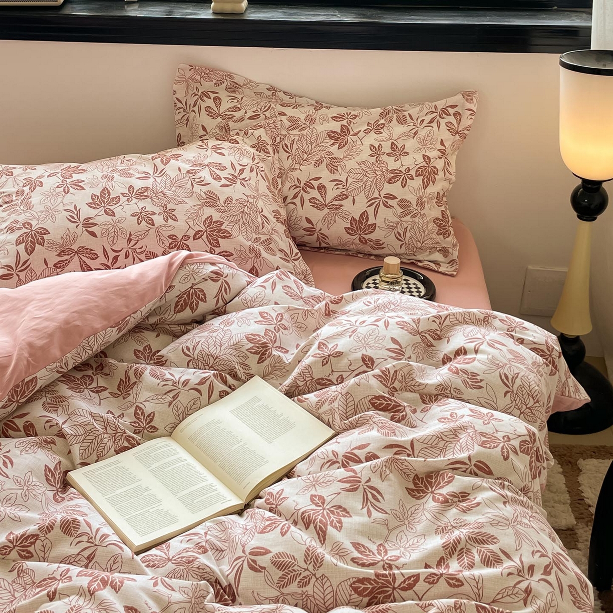 91家纺网 家纺一手货源 找家纺 涵宸家纺 2025新款加厚全棉磨毛印花四件套--罗马系列 场景二 F初春