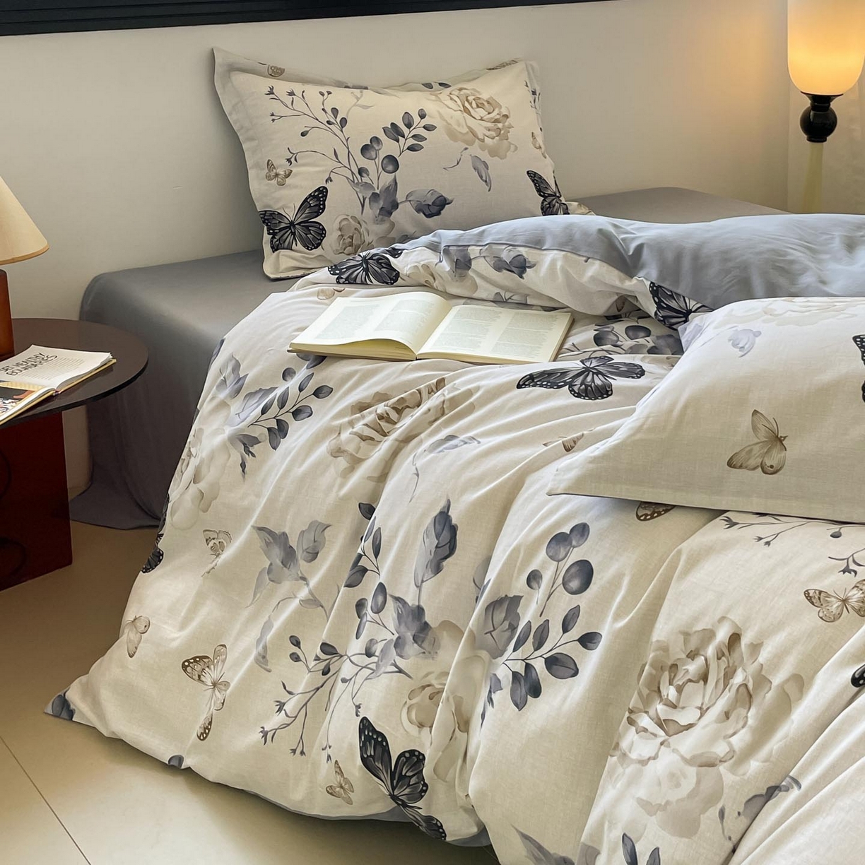 91家纺网 家纺一手货源 找家纺 涵宸家纺 2025新款加厚全棉磨毛印花四件套--罗马系列 场景二 F蝶恋花