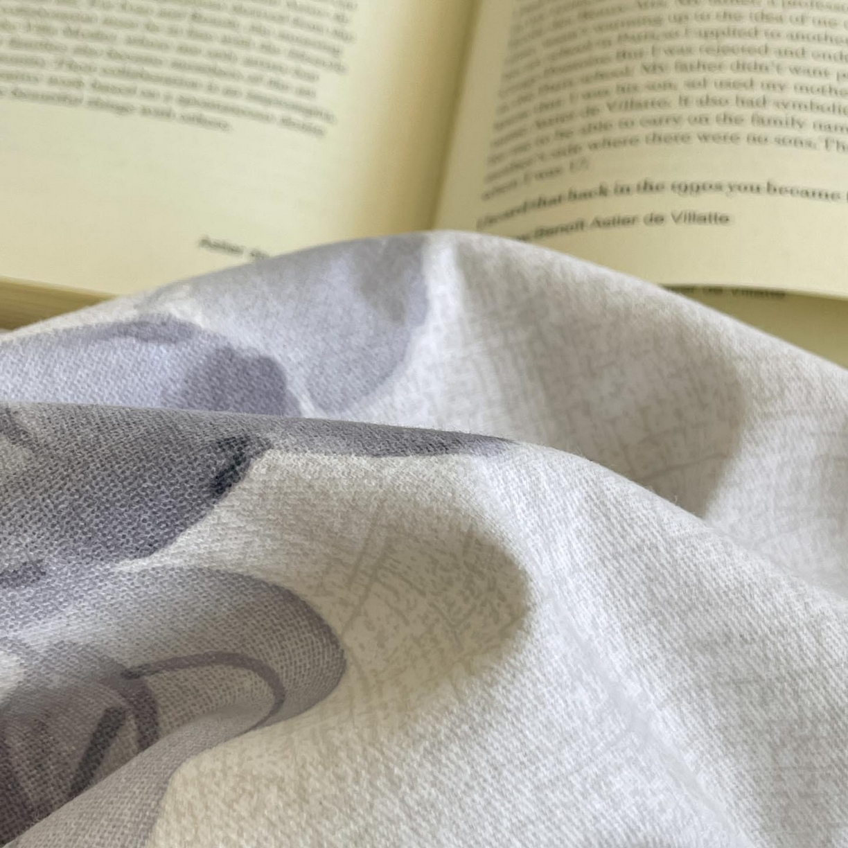 91家纺网 家纺一手货源 找家纺 涵宸家纺 2025新款加厚全棉磨毛印花四件套--罗马系列 场景二 F蝶恋花