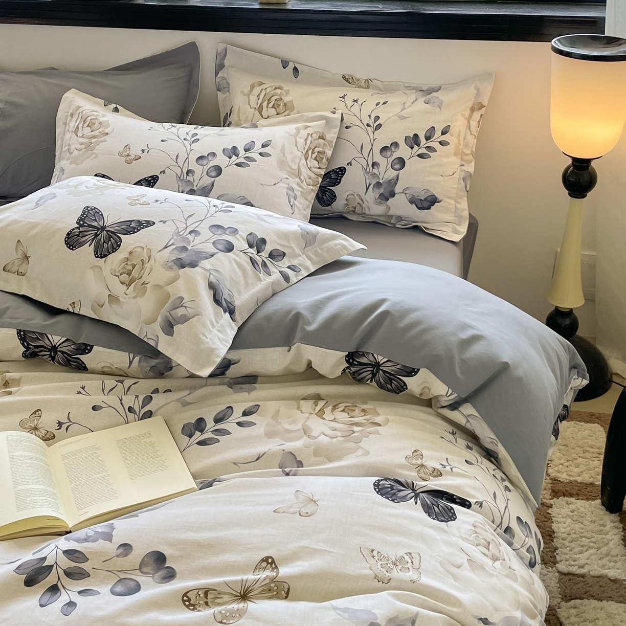 91家纺网 家纺一手货源 找家纺 涵宸家纺 2025新款加厚全棉磨毛印花四件套--罗马系列 场景二 F蝶恋花