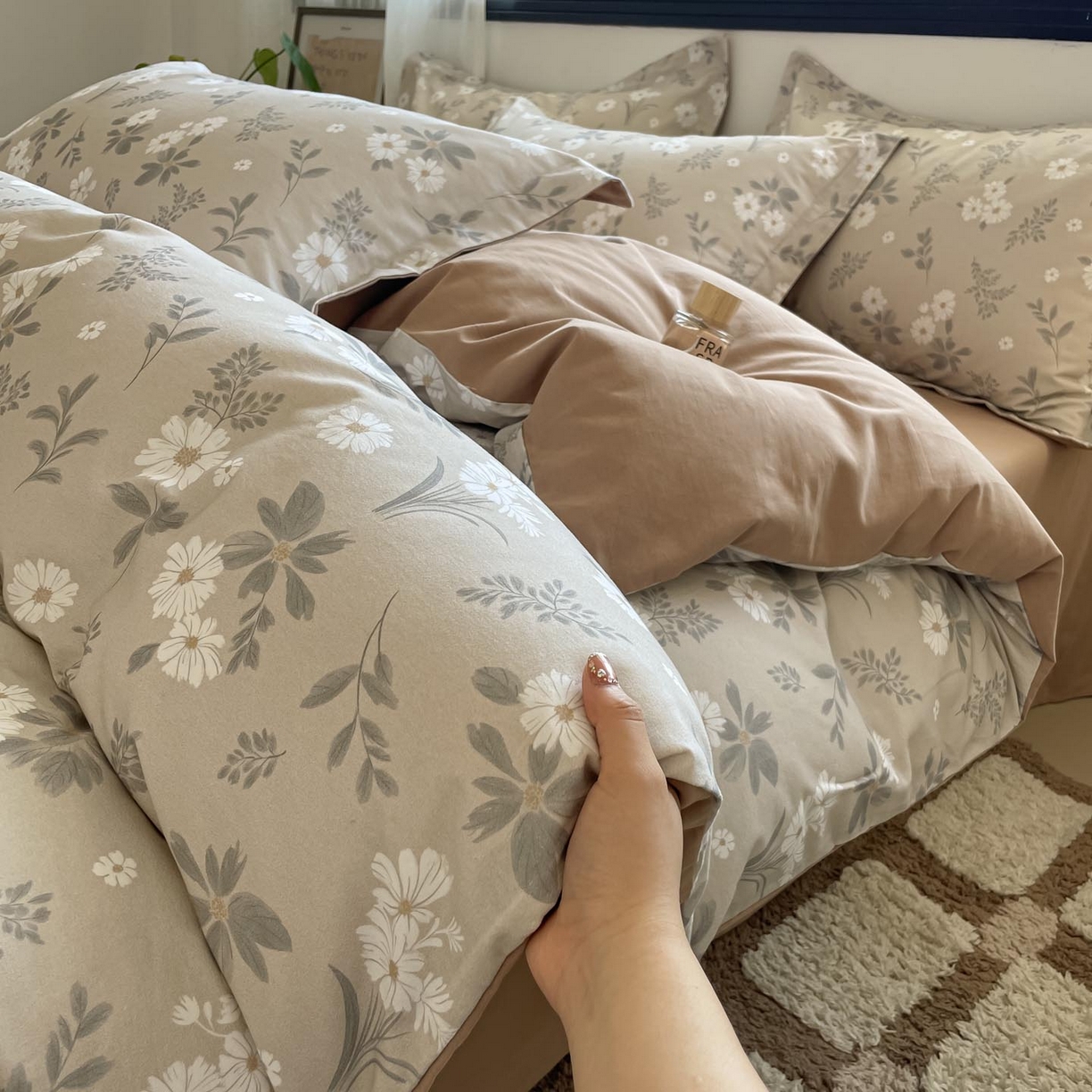 91家纺网 家纺一手货源 找家纺 涵宸家纺 2025新款加厚全棉磨毛印花四件套--罗马系列 场景二 F花间梦影