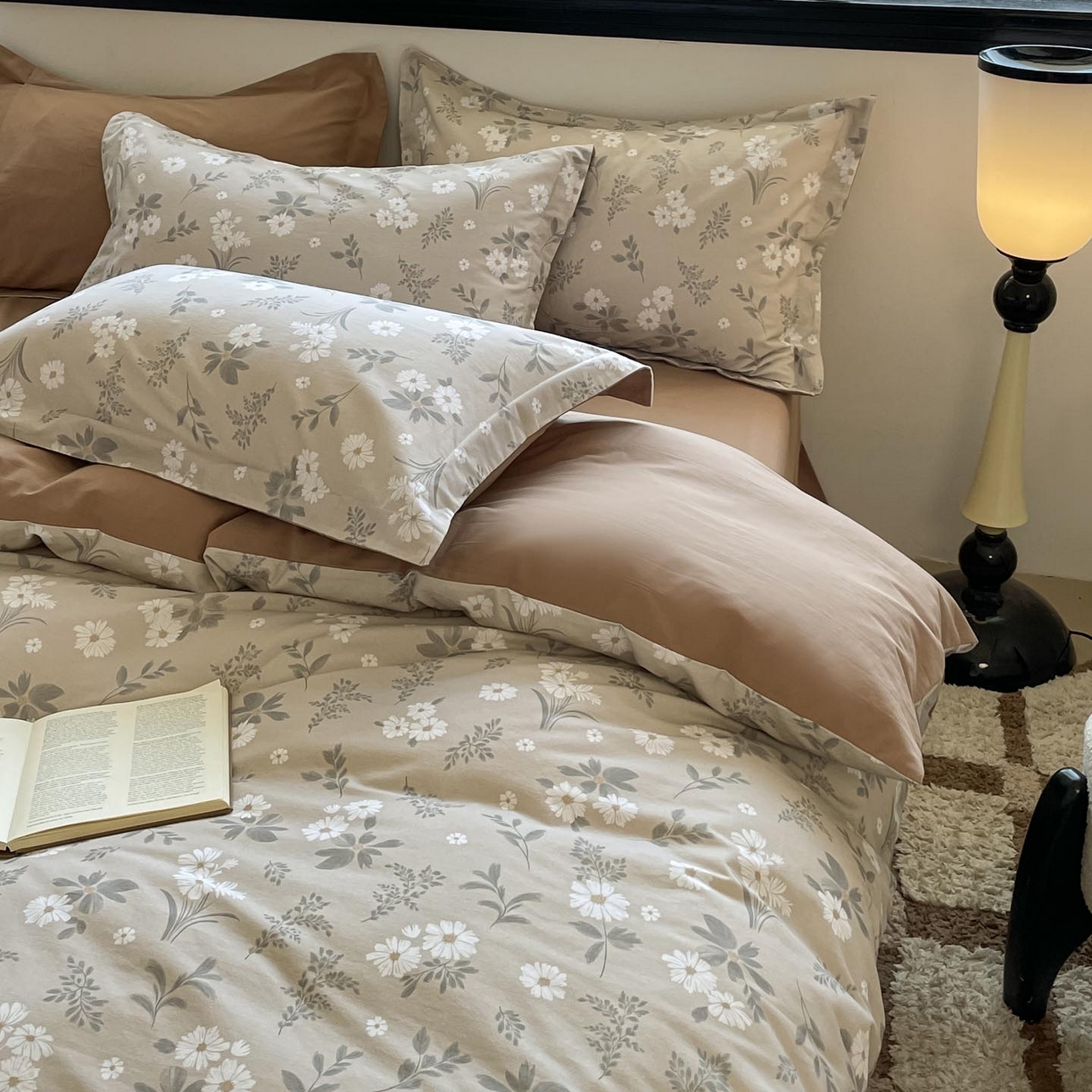 91家纺网 家纺一手货源 找家纺 涵宸家纺 2025新款加厚全棉磨毛印花四件套--罗马系列 场景二 F花间梦影