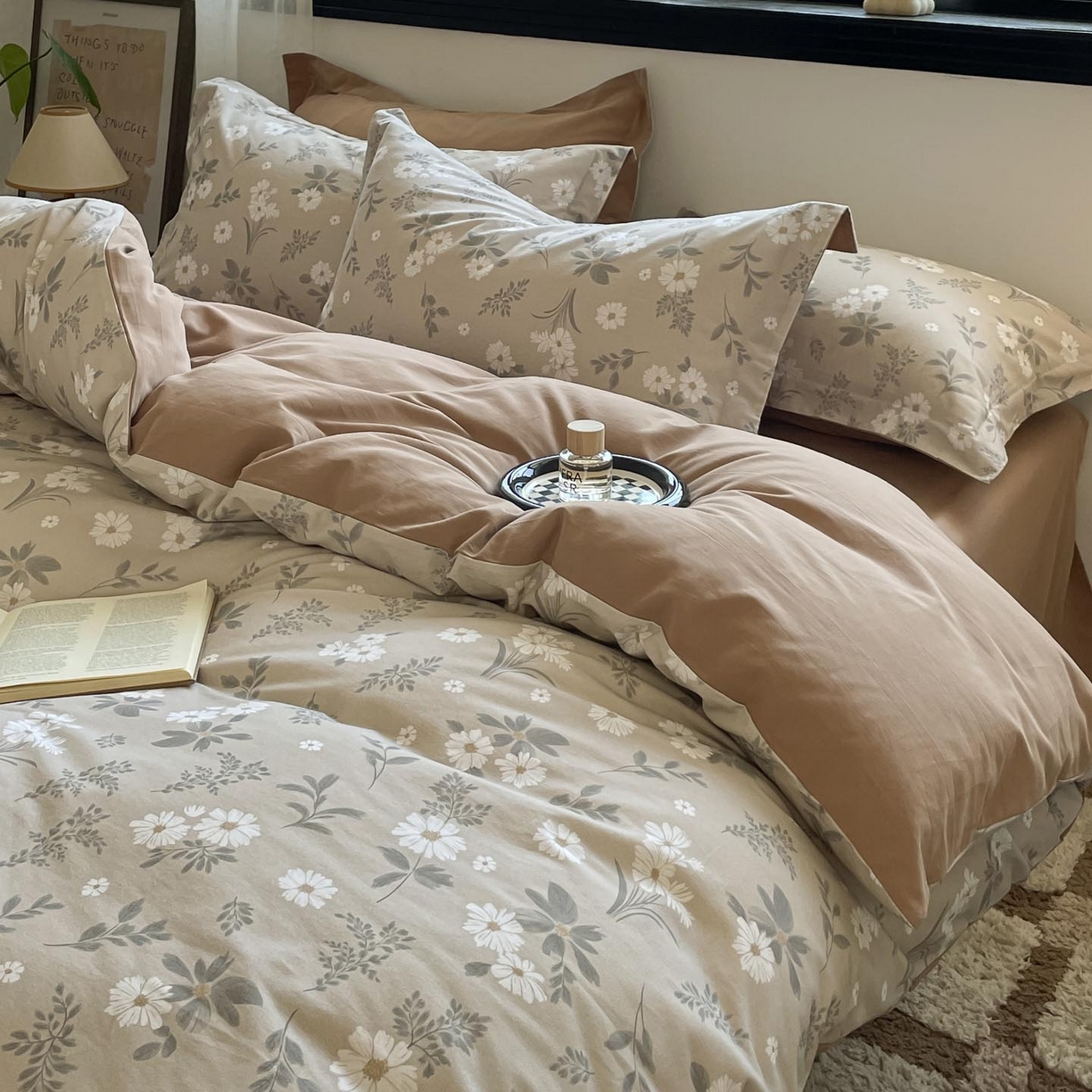 91家纺网 家纺一手货源 找家纺 涵宸家纺 2025新款加厚全棉磨毛印花四件套--罗马系列 场景二 F花间梦影