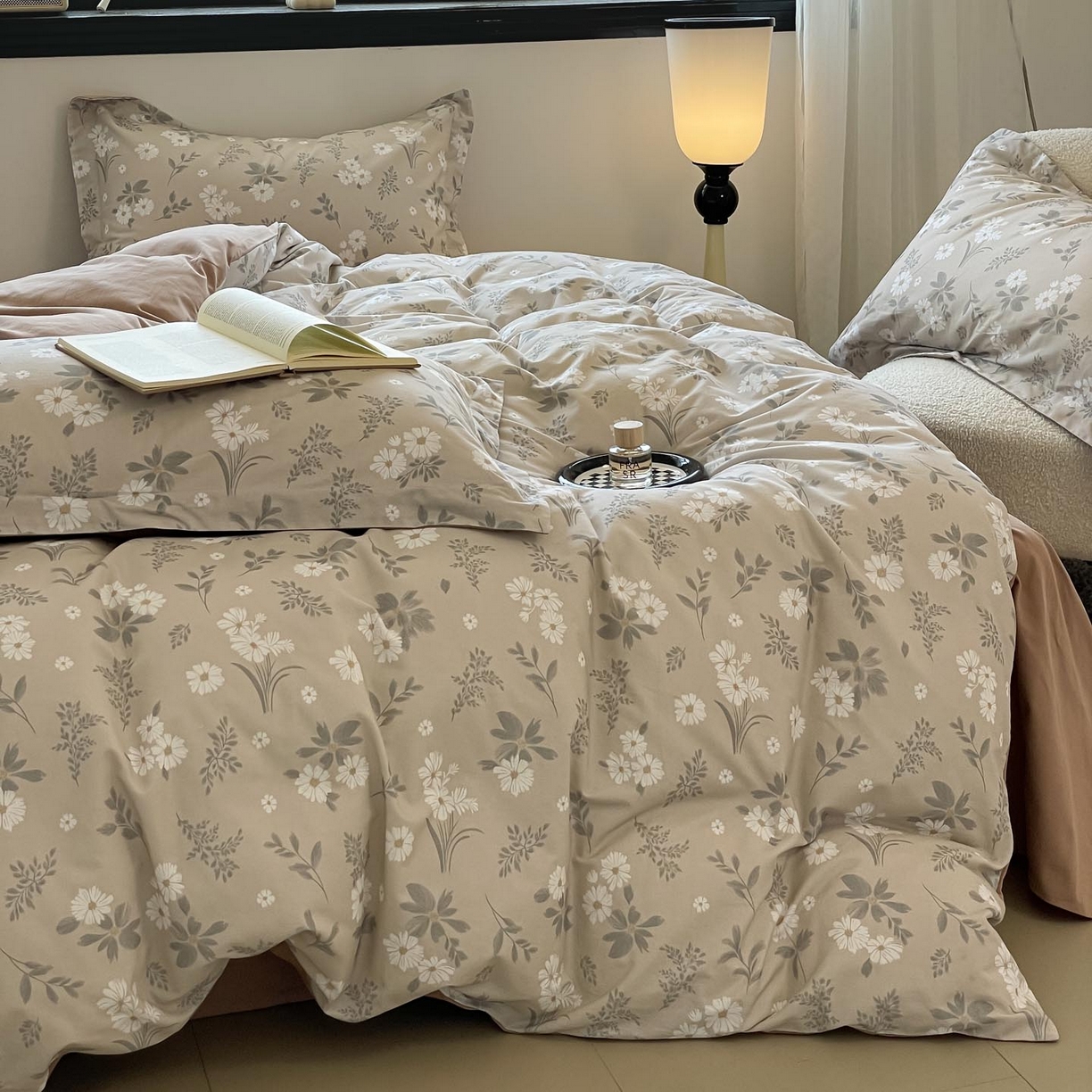 91家纺网 家纺一手货源 找家纺 涵宸家纺 2025新款加厚全棉磨毛印花四件套--罗马系列 场景二 F花间梦影