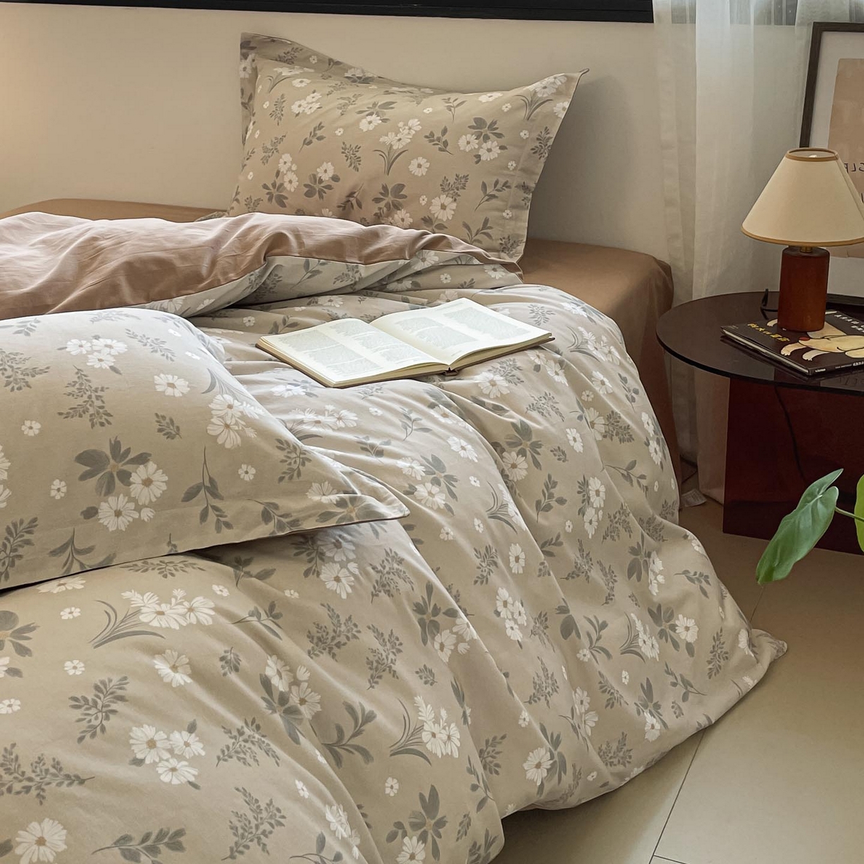 91家纺网 家纺一手货源 找家纺 涵宸家纺 2025新款加厚全棉磨毛印花四件套--罗马系列 场景二 F花间梦影