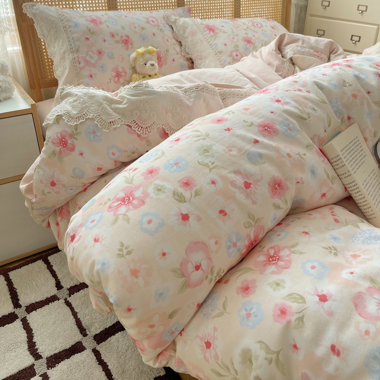 91家纺网 家纺一手货源 找家纺 雅居纺家纺 2025新款全棉纯棉韩版花边磨毛四件套 花边粉色花漾