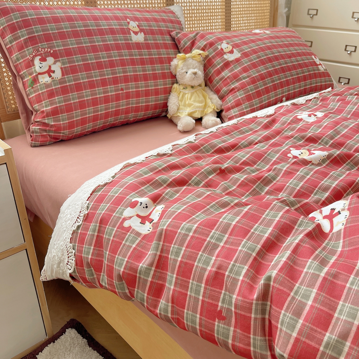 91家纺网 家纺一手货源 找家纺 雅居纺家纺 2025新款全棉纯棉韩版花边磨毛四件套 花边红色小狗