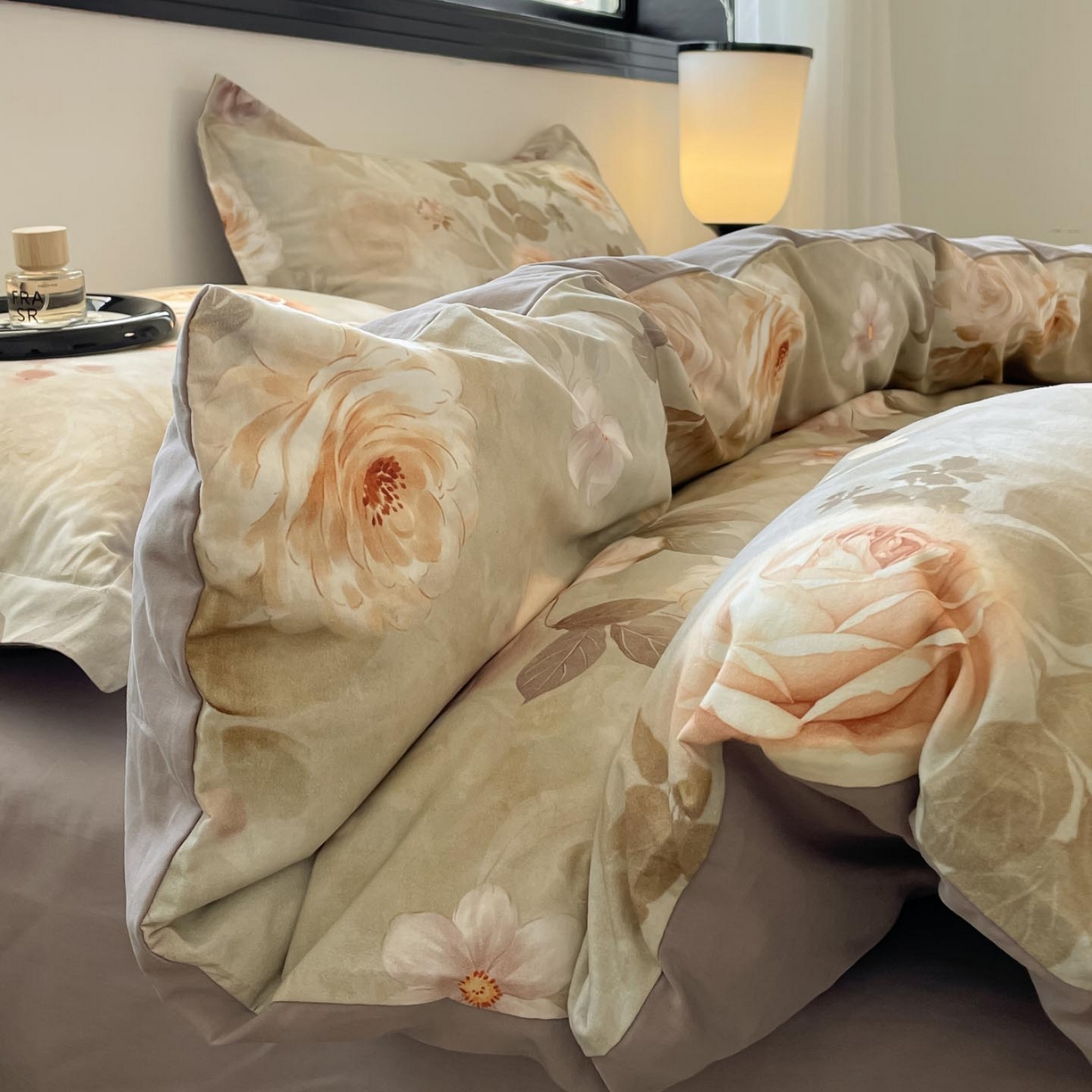 91家纺网 家纺一手货源 找家纺 涵宸家纺 2025新款加厚全棉磨毛印花四件套--罗马系列 场景二 F花倾