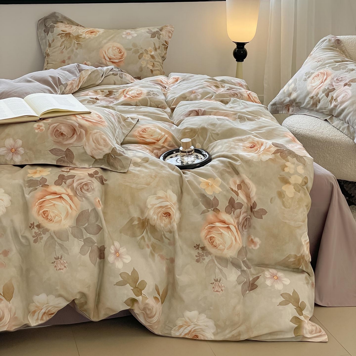 91家纺网 家纺一手货源 找家纺 涵宸家纺 2025新款加厚全棉磨毛印花四件套--罗马系列 场景二 F花倾