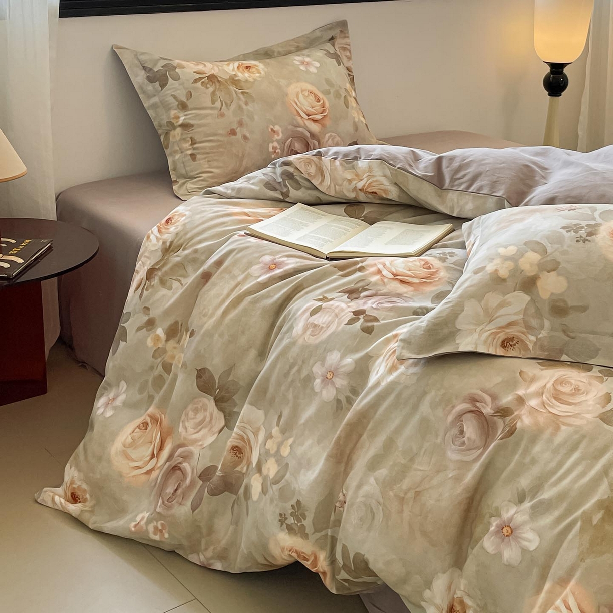 91家纺网 家纺一手货源 找家纺 涵宸家纺 2025新款加厚全棉磨毛印花四件套--罗马系列 场景二 F花倾