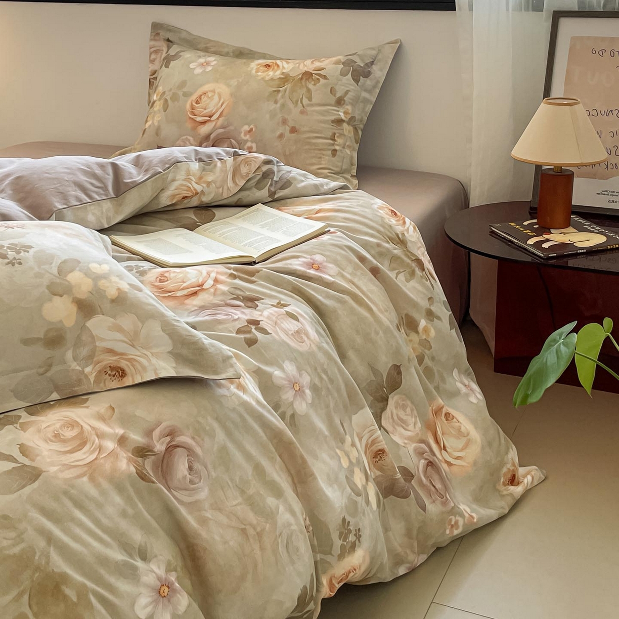 91家纺网 家纺一手货源 找家纺 涵宸家纺 2025新款加厚全棉磨毛印花四件套--罗马系列 场景二 F花倾