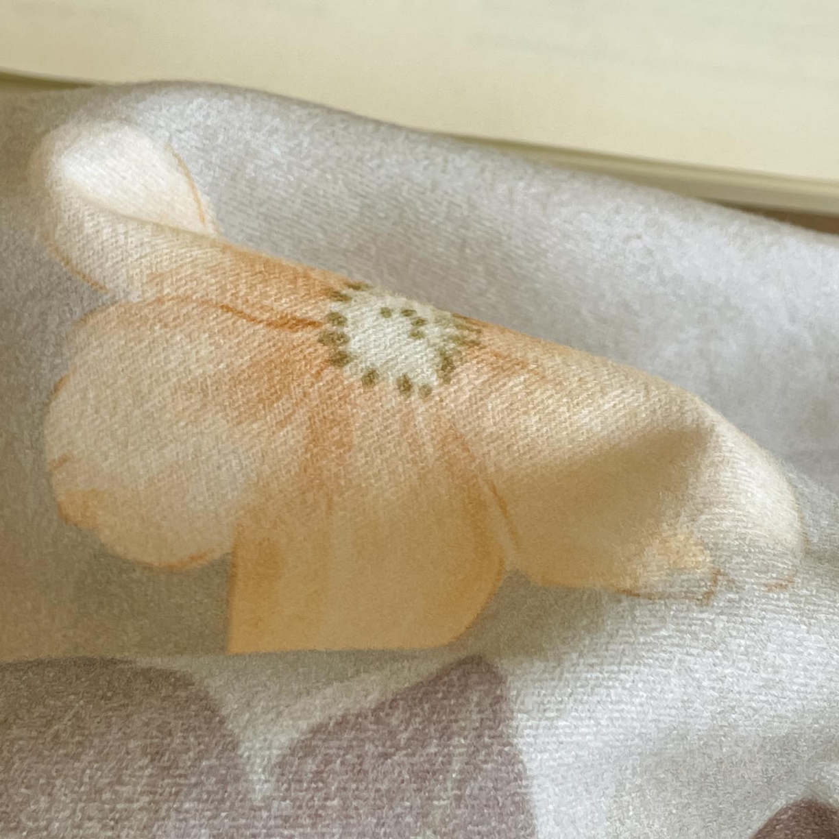 91家纺网 家纺一手货源 找家纺 涵宸家纺 2025新款加厚全棉磨毛印花四件套--罗马系列 场景二 F花倾