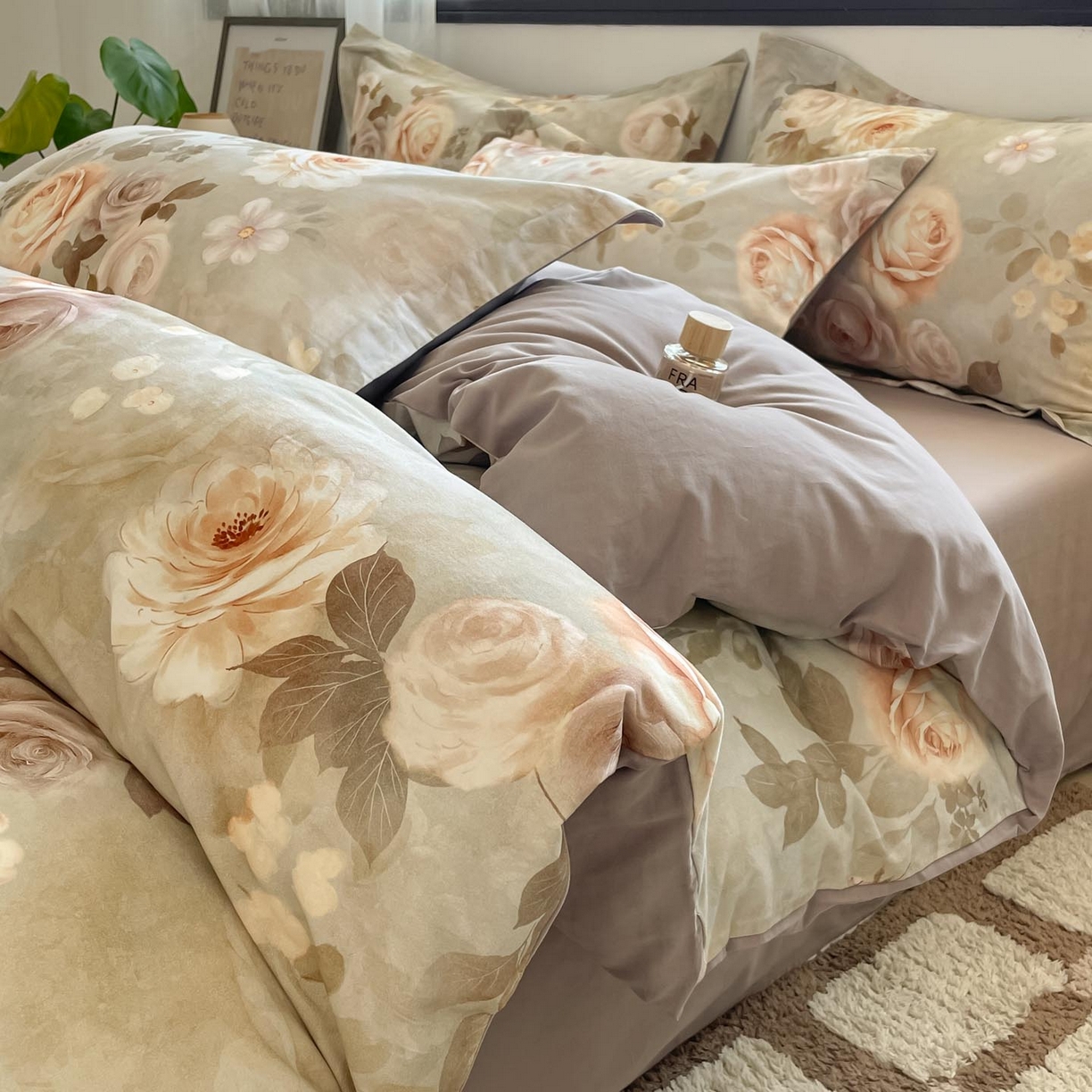 91家纺网 家纺一手货源 找家纺 涵宸家纺 2025新款加厚全棉磨毛印花四件套--罗马系列 场景二 F花倾