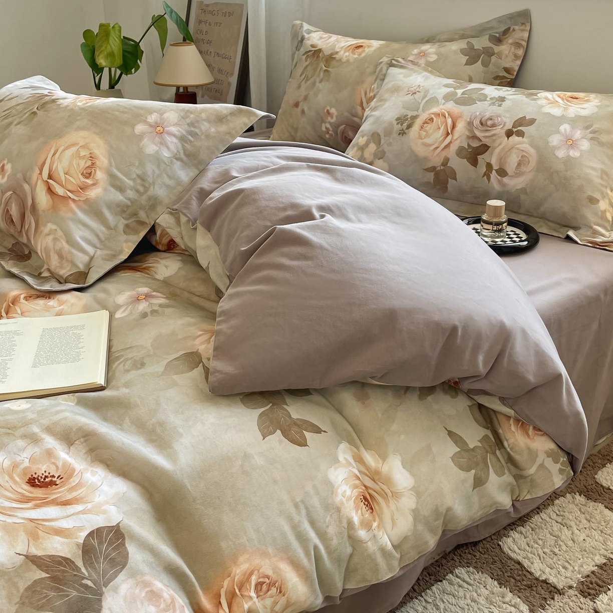 91家纺网 家纺一手货源 找家纺 涵宸家纺 2025新款加厚全棉磨毛印花四件套--罗马系列 场景二 F花倾