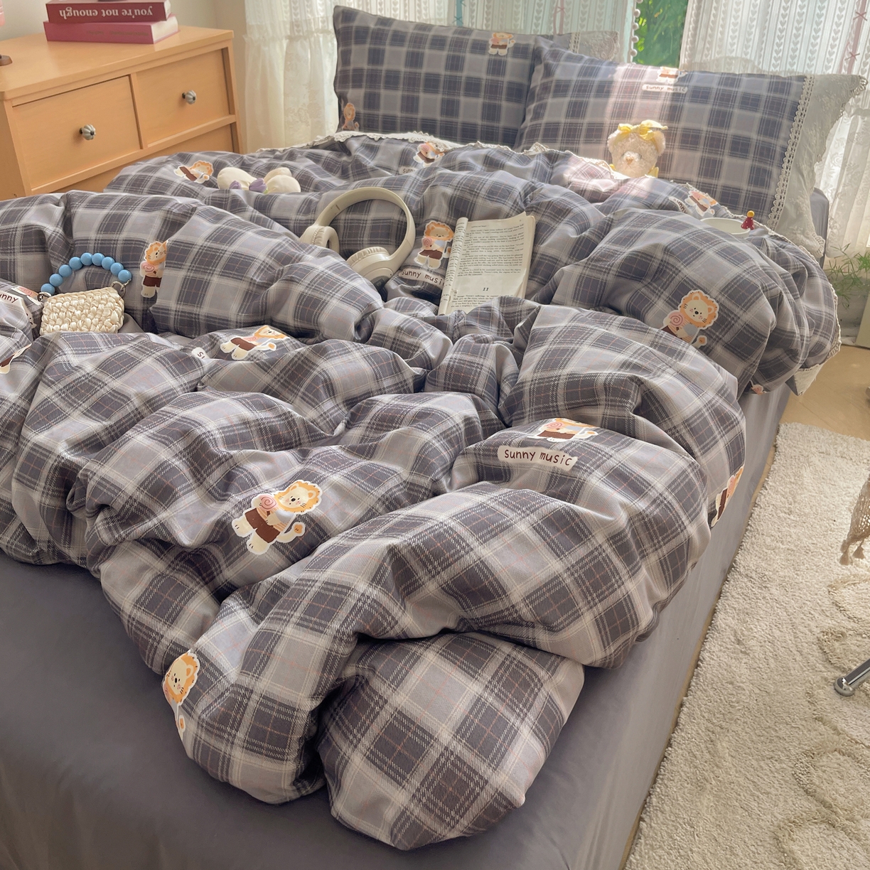 91家纺网 家纺一手货源 找家纺 雅居纺家纺 2025新款全棉纯棉韩版花边磨毛四件套 花边浅灰小狮子