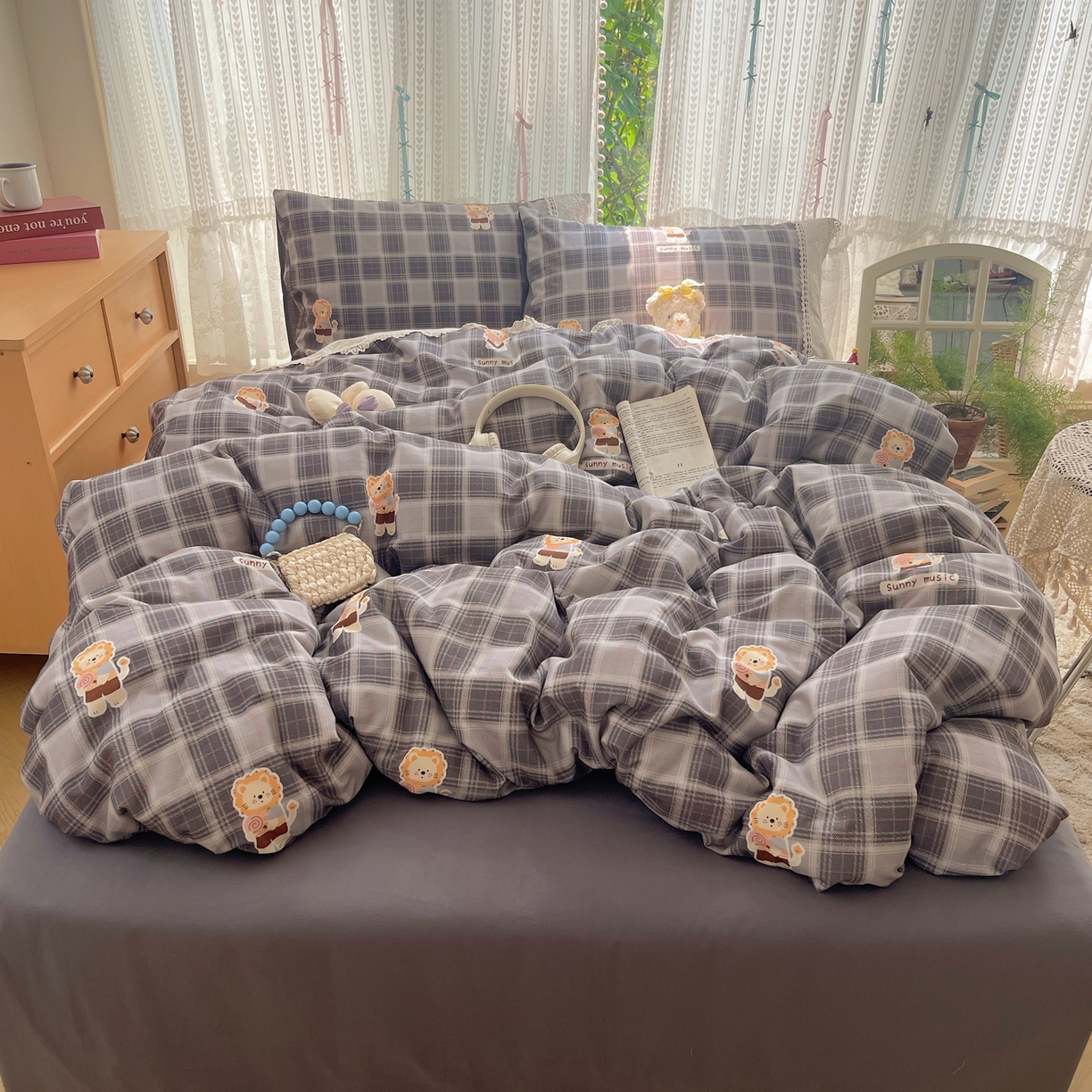 91家纺网 家纺一手货源 找家纺 雅居纺家纺 2025新款全棉纯棉韩版花边磨毛四件套 花边浅灰小狮子