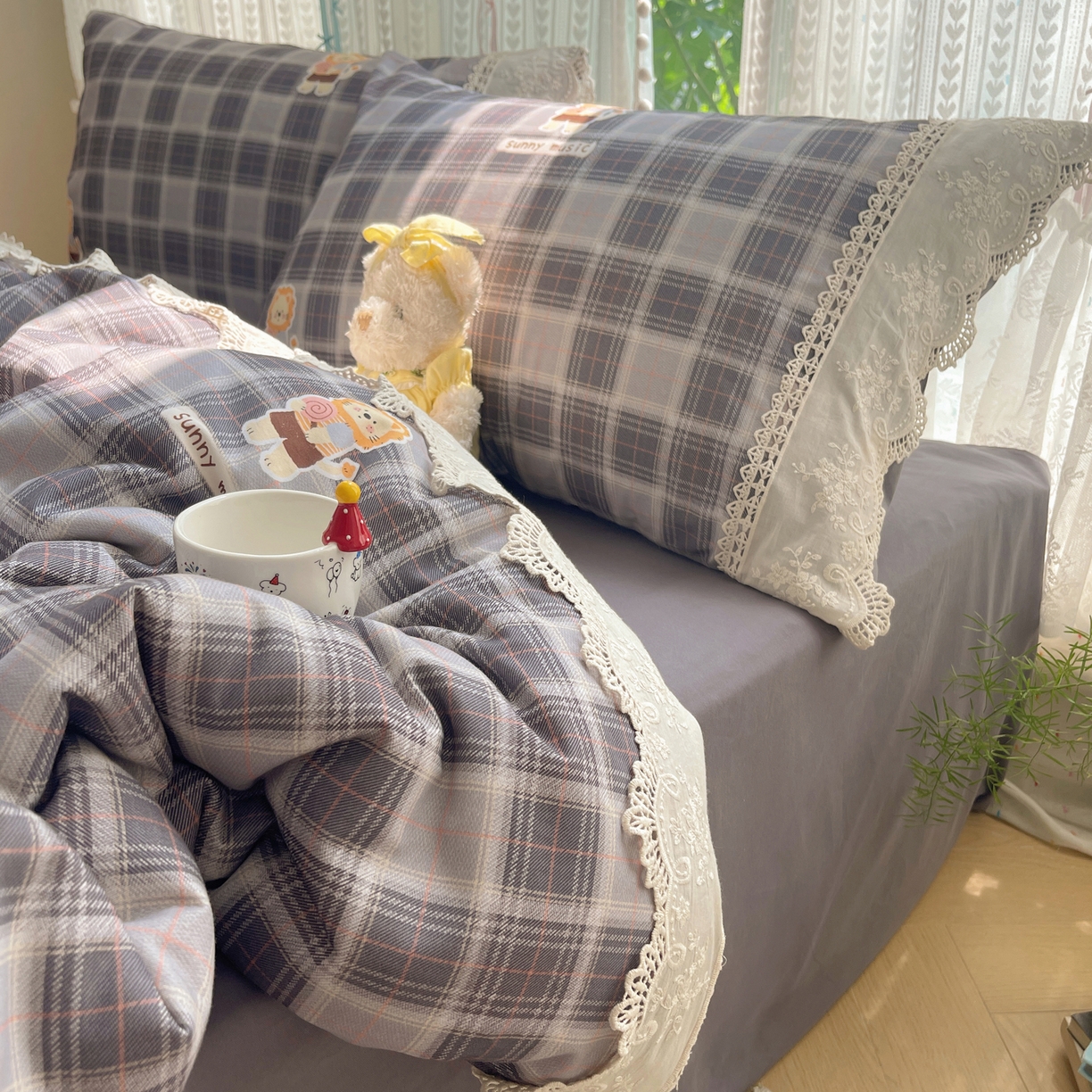 91家纺网 家纺一手货源 找家纺 雅居纺家纺 2025新款全棉纯棉韩版花边磨毛四件套 花边浅灰小狮子